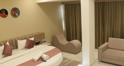 Hotel White Fortune Room Type - Honeymoon Suite Room with Bathtub