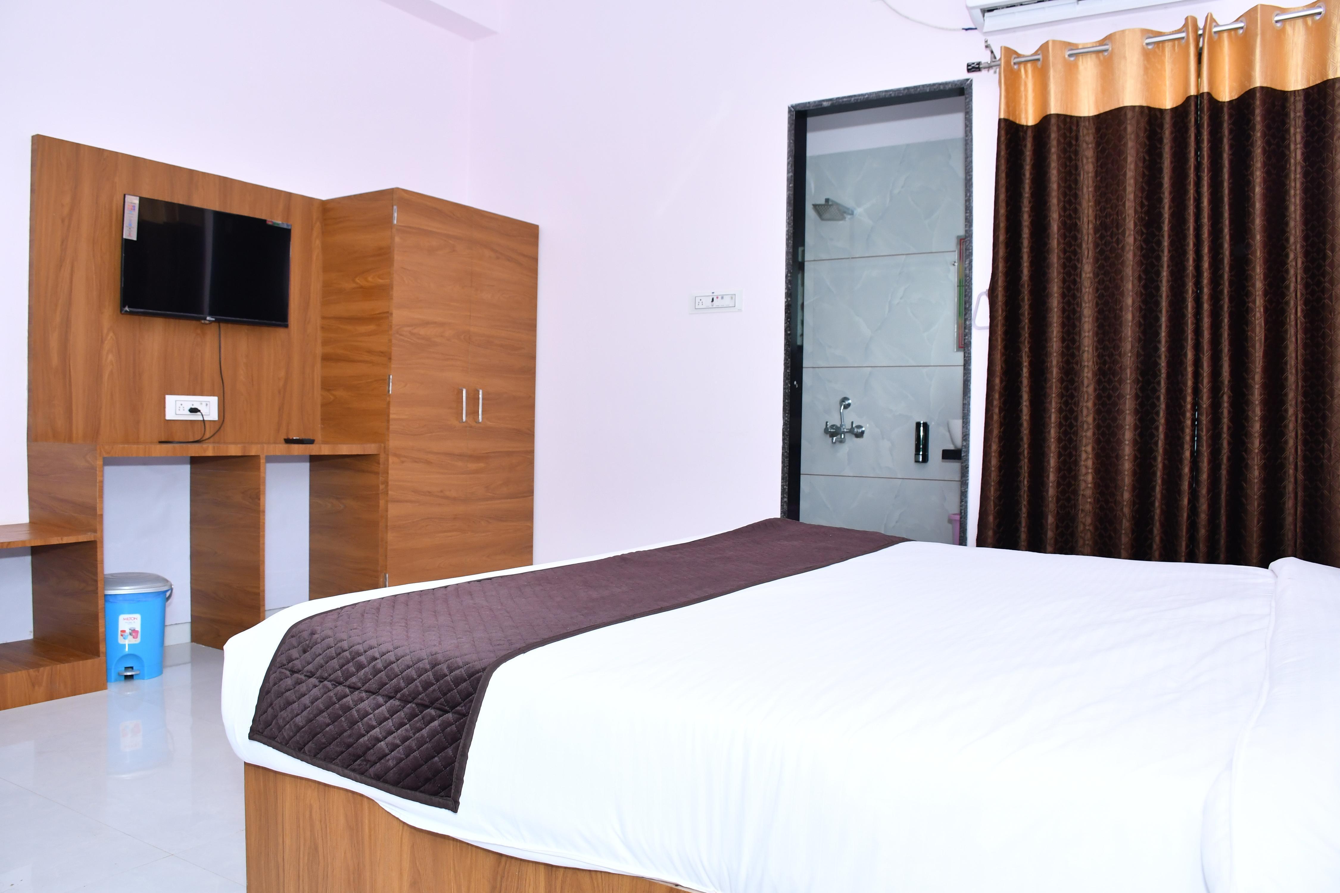 Hotel Prayagraj Room Type - Deluxe AC Room