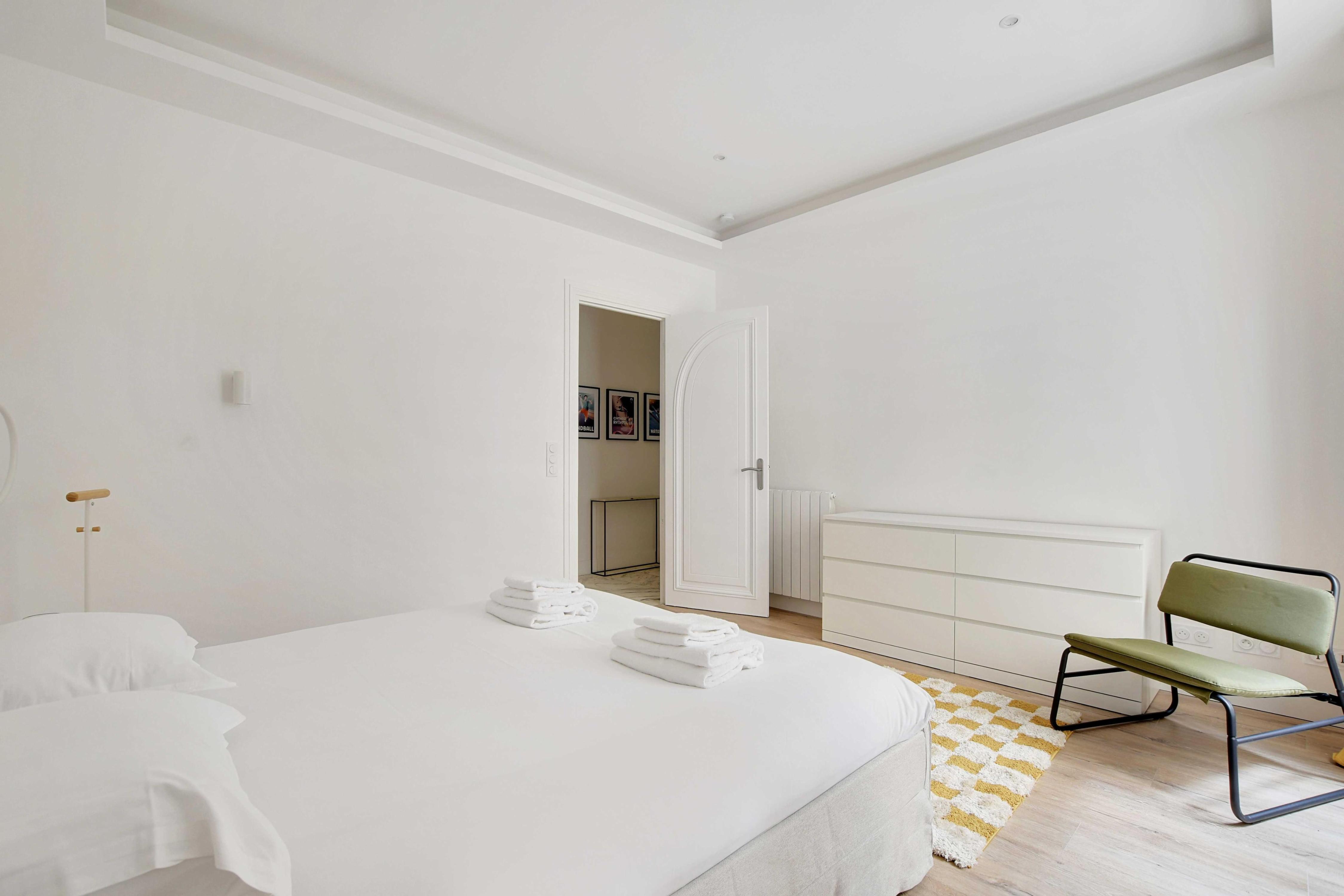 Chic flat with garden terrace -4BR/12P - Trocadero - Tap to explore photos
