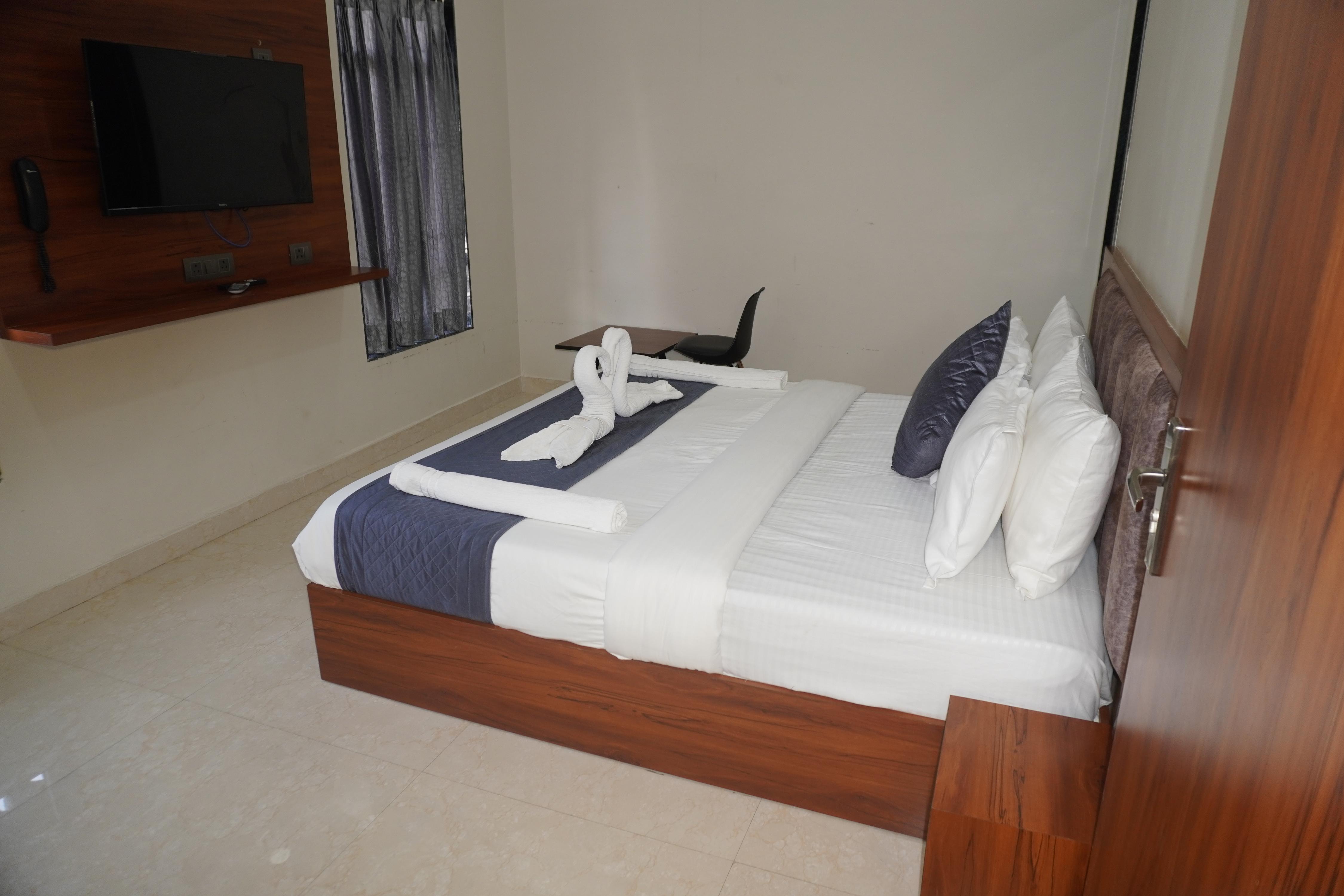 Hotel Vasudev- Near Toran Gate - Tap to explore photos
