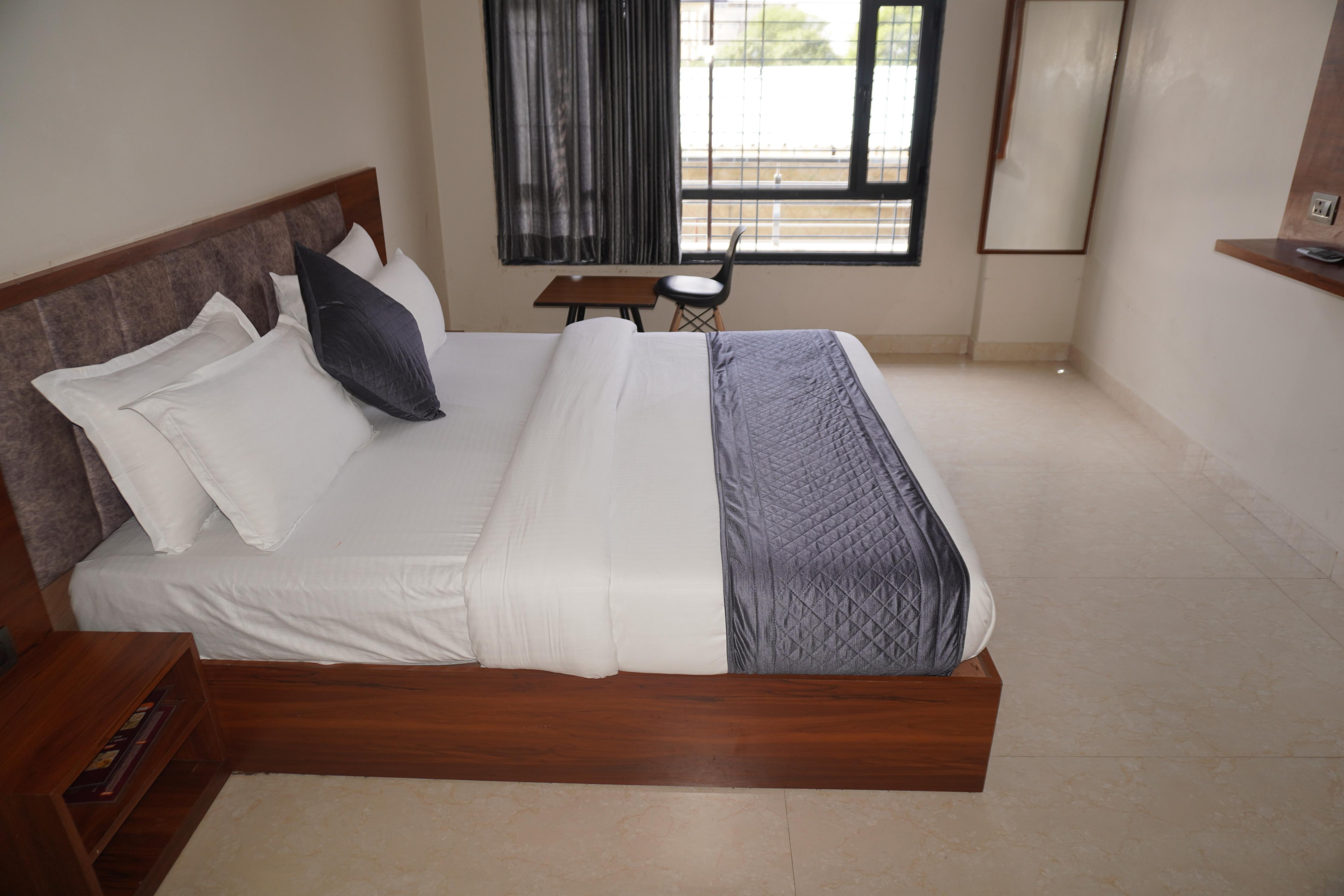 Hotel Vasudev- Near Toran Gate - Tap to explore photos