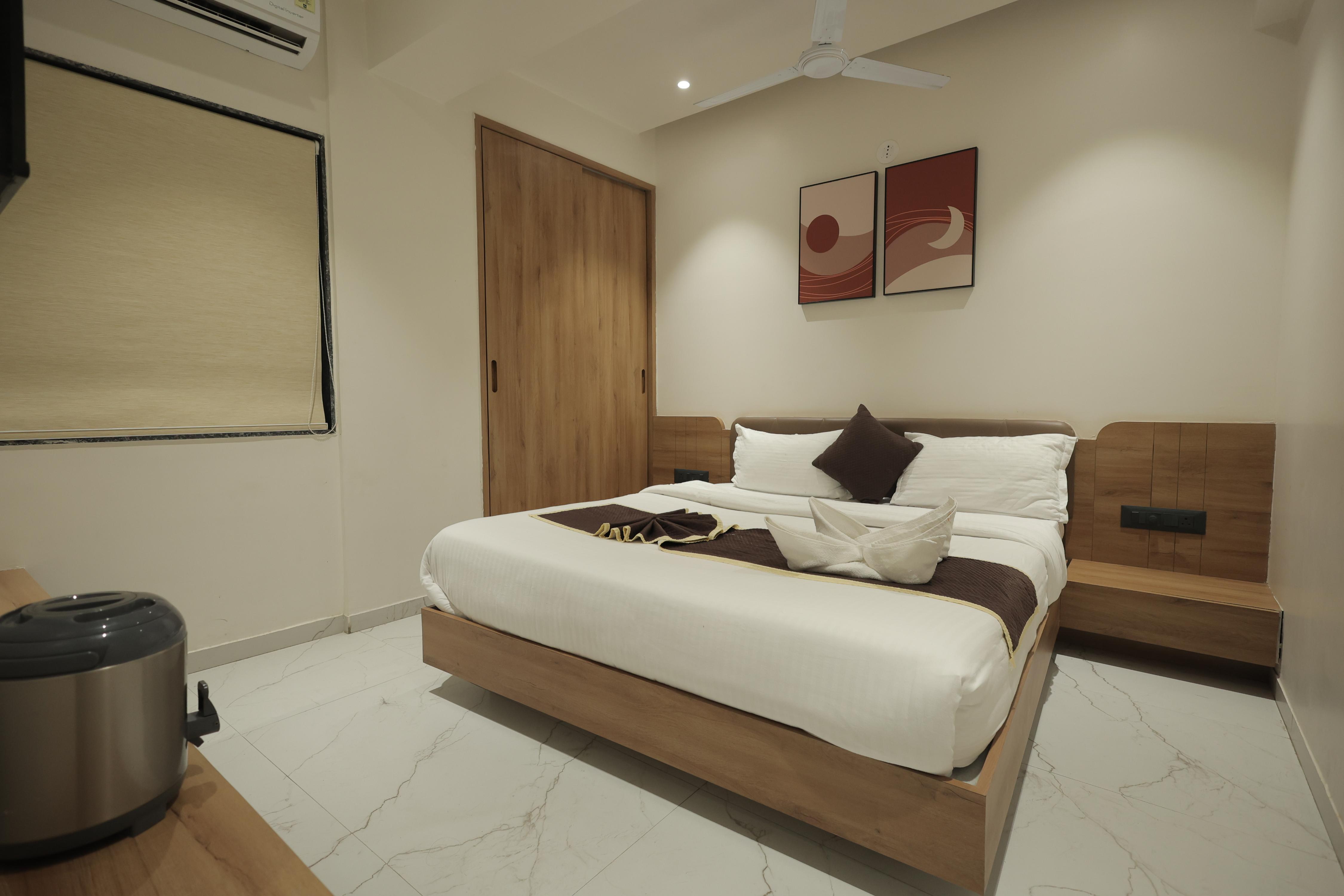 Z PLUS HOTEL Room Type - DELUXE ROOM