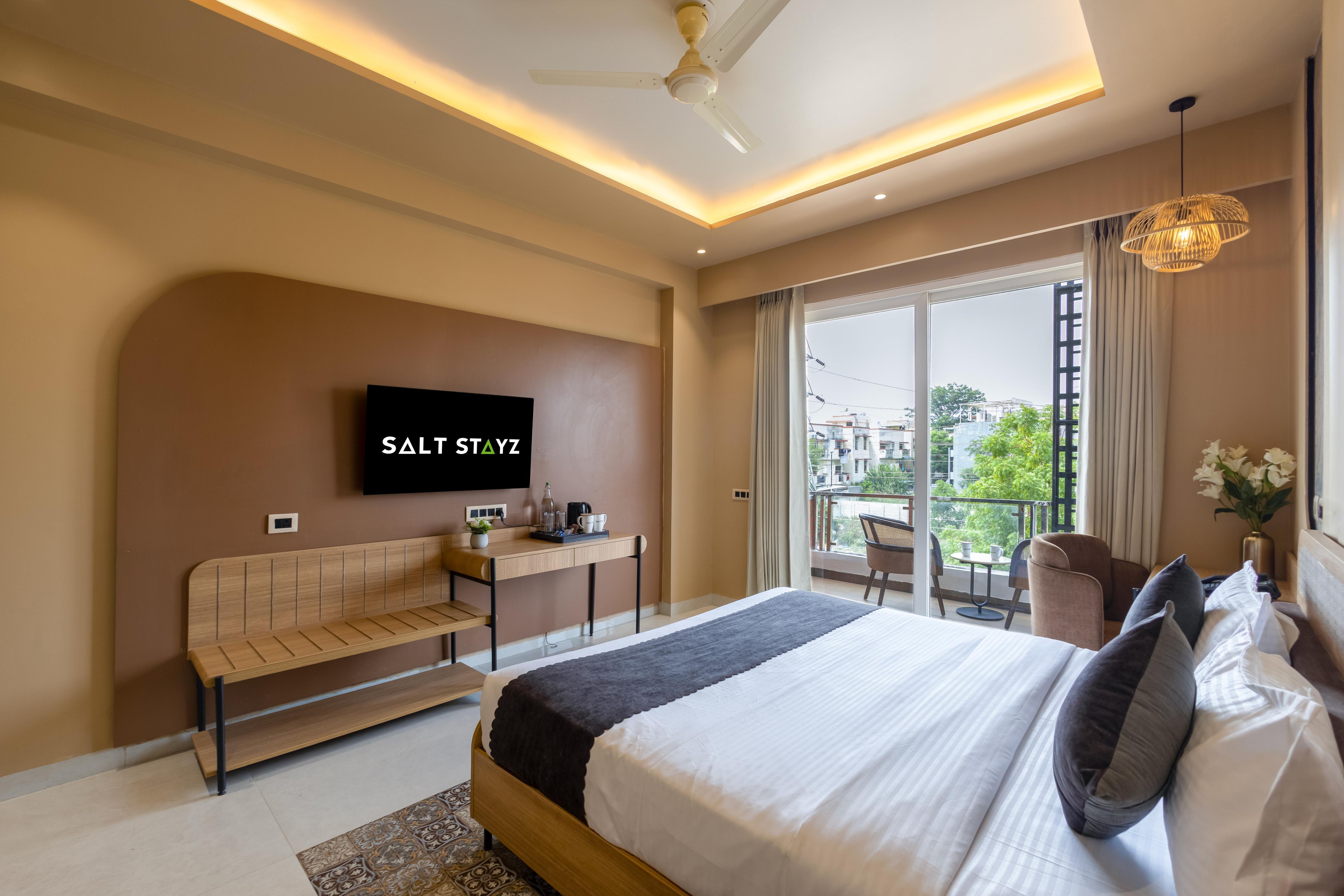 Saltstayz Premier - Sector 50 & Golf Course Ext Road - Tap to explore photos