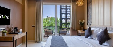 Saltstayz Premier - Sector 50 & Golf Course Ext Road