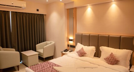 HOTEL SIGNATURE SUITES,650 mtrs frm Temple & Beach Room Type - Deluxe Room