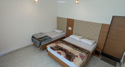 Bird's Valley Room Type - Deluxe Three Bed Ac Room