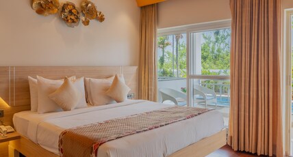 Alaya Stay Gracias Close to Ashvem Beach Room Type - Gracias Seaora Premium room with bathtub & pool view Alaya Stay Gracias Close to Ashvem Beach Room Type - Gracias Seaora Premium room with bathtub & pool view