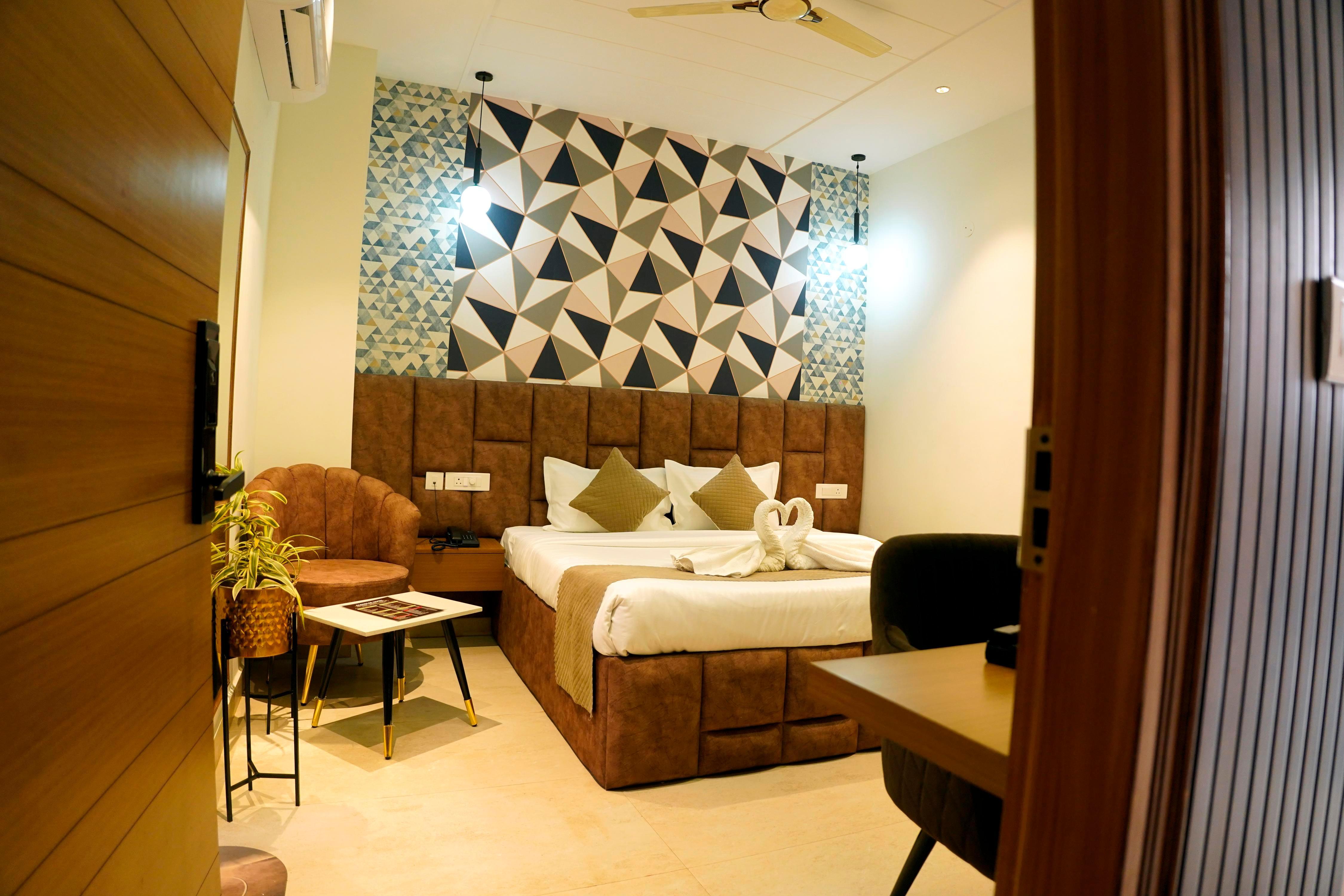 GLENSTAR HOTEL Room Type - Deluxe King Bed Room