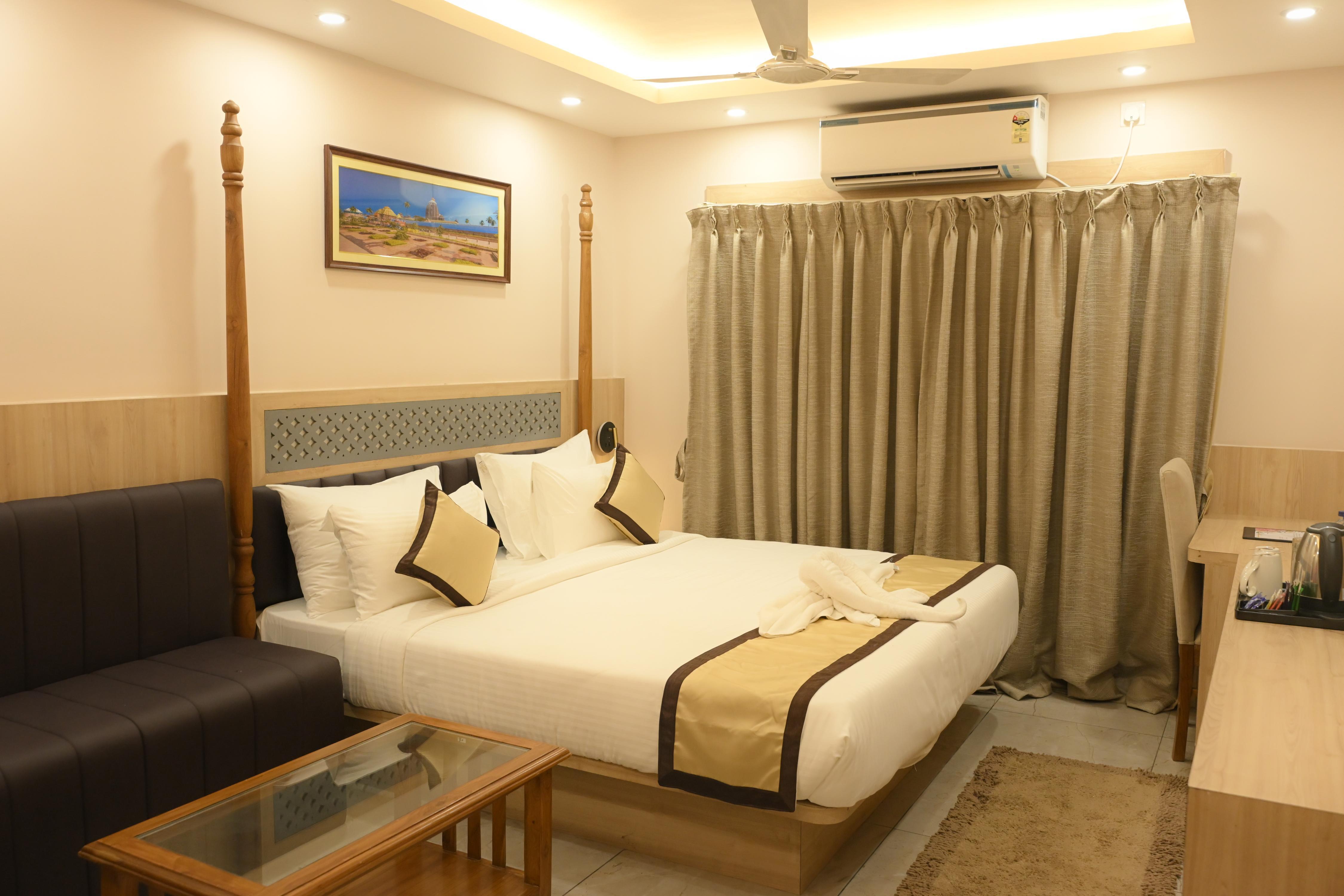 Hotel Golden Retreat Puri (1 min walkable frombeach) - Tap to explore photos