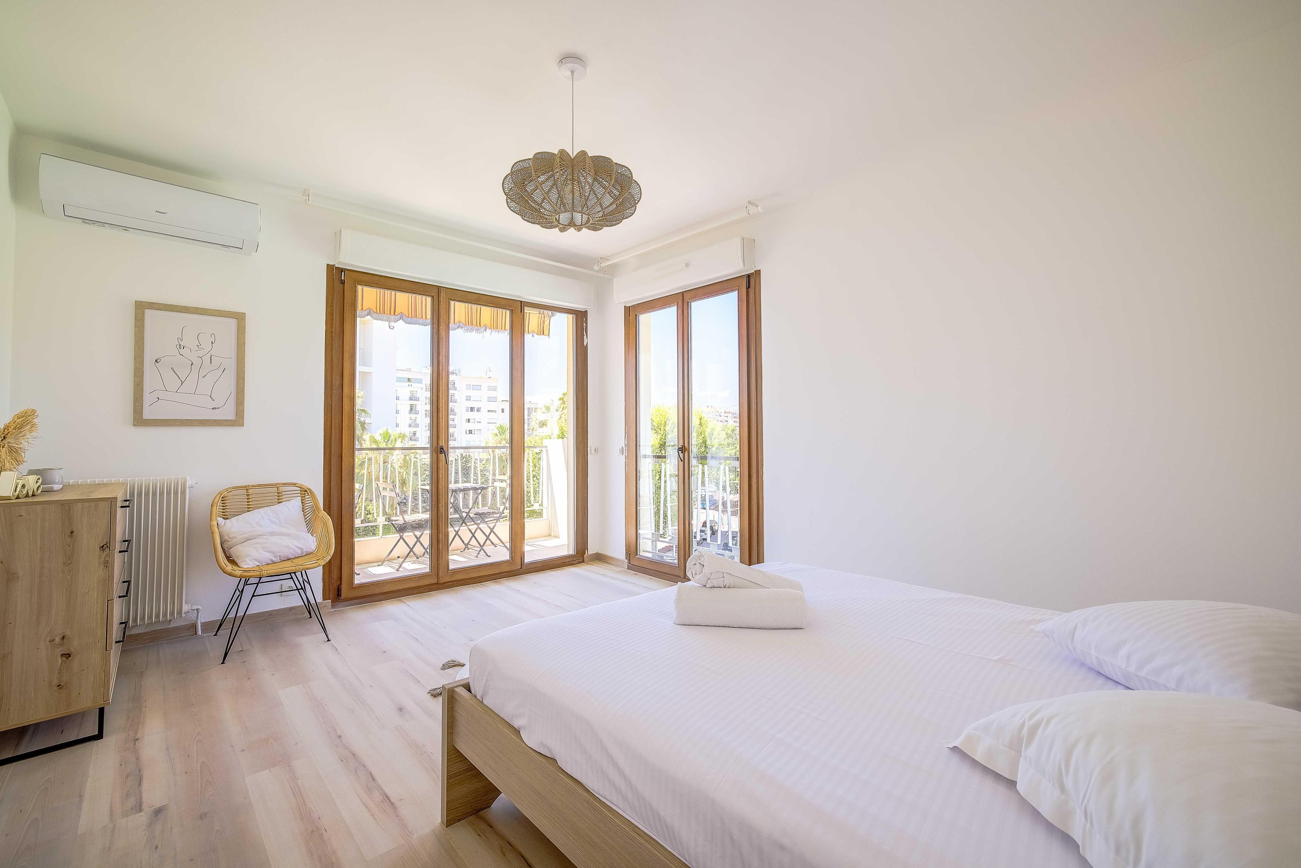 Sublime Two bedroom apartment with Terrace - Tap to explore photos