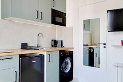 Cozy Studio Retreat for Two Near Marche des Batignolles