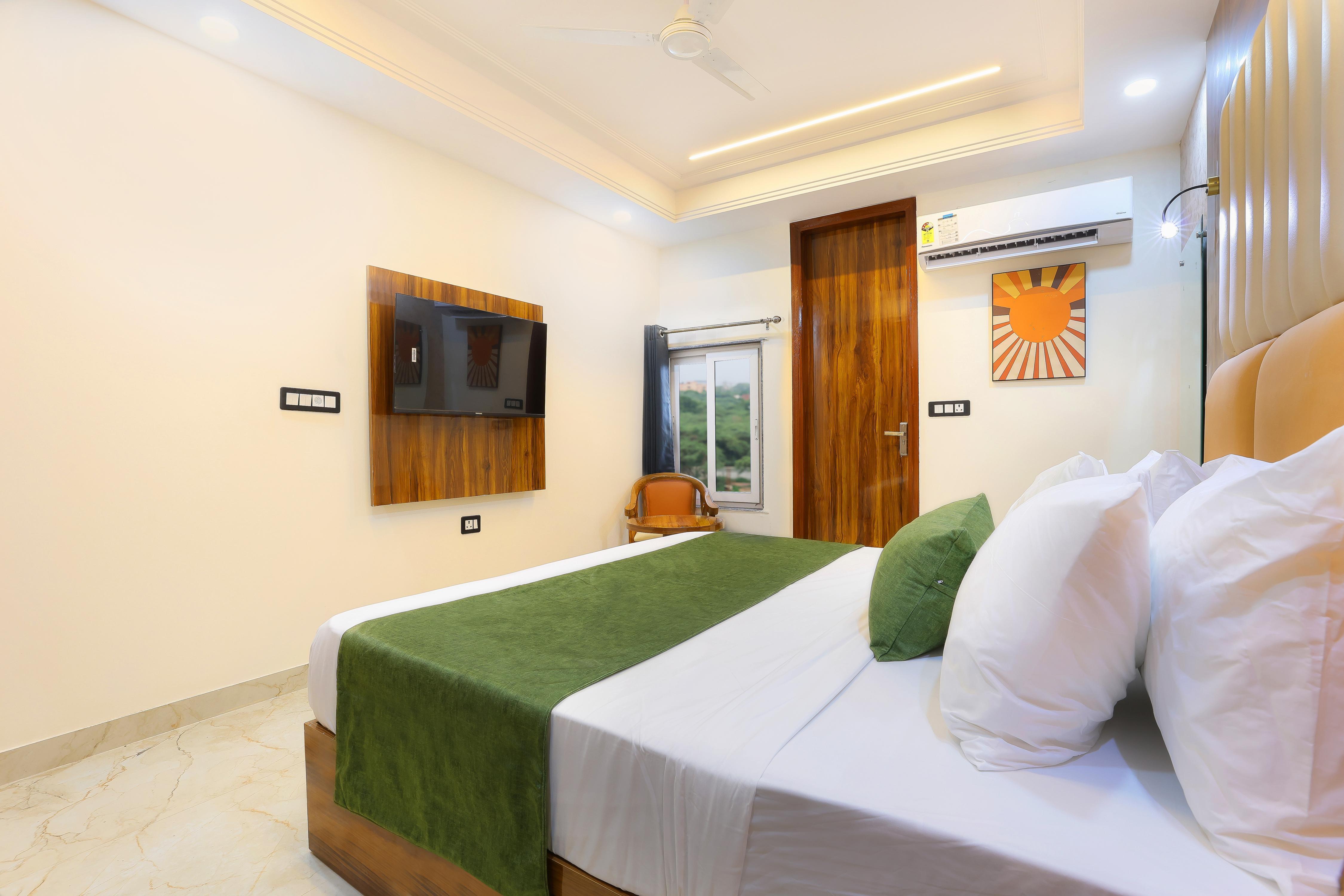 HOTEL SIGNATURE SUITES Room Type - Deluxe Room with Complimentary Snacks