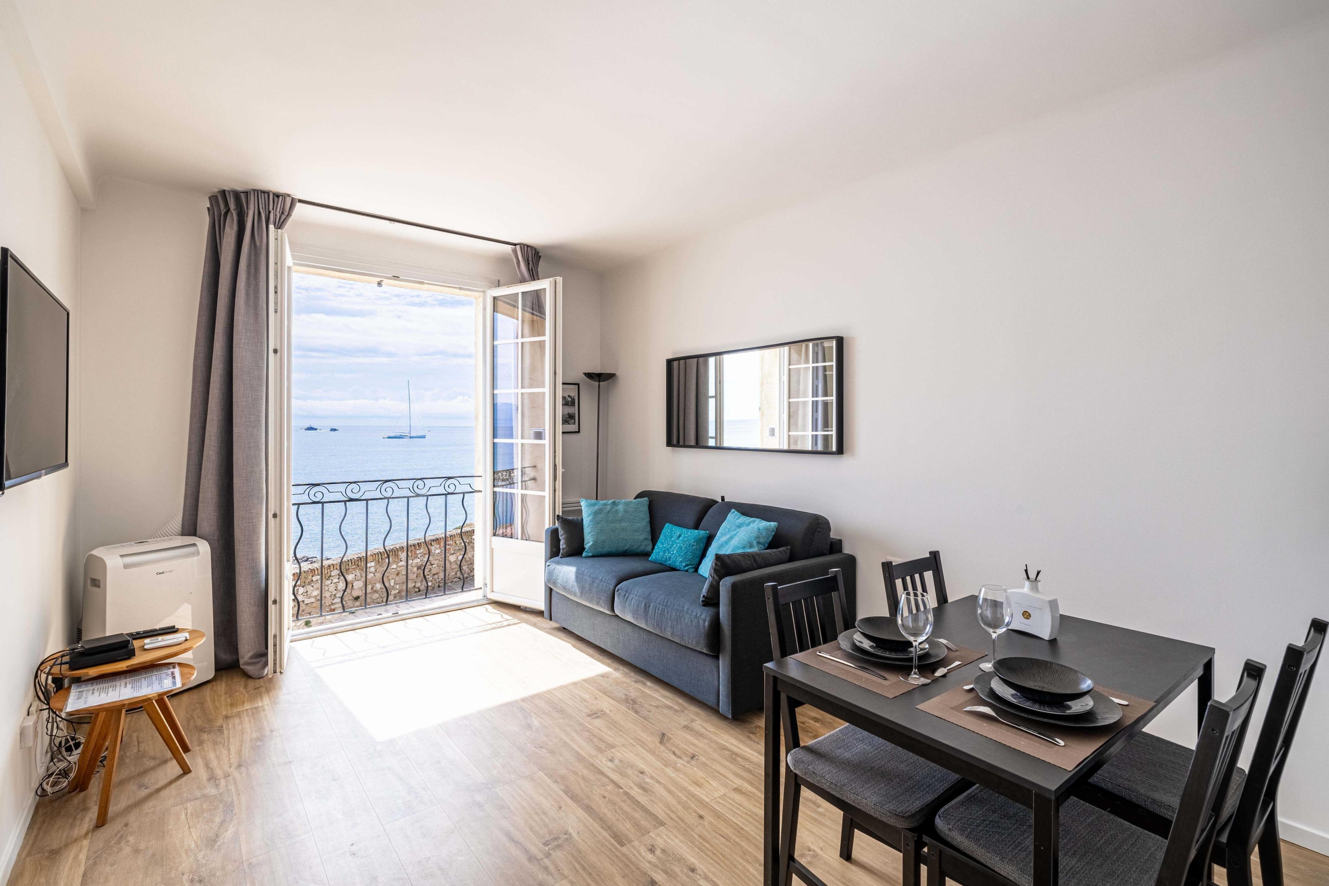 Charming 1 bedroom Flat sea view - Antibes center - Tap to explore photos