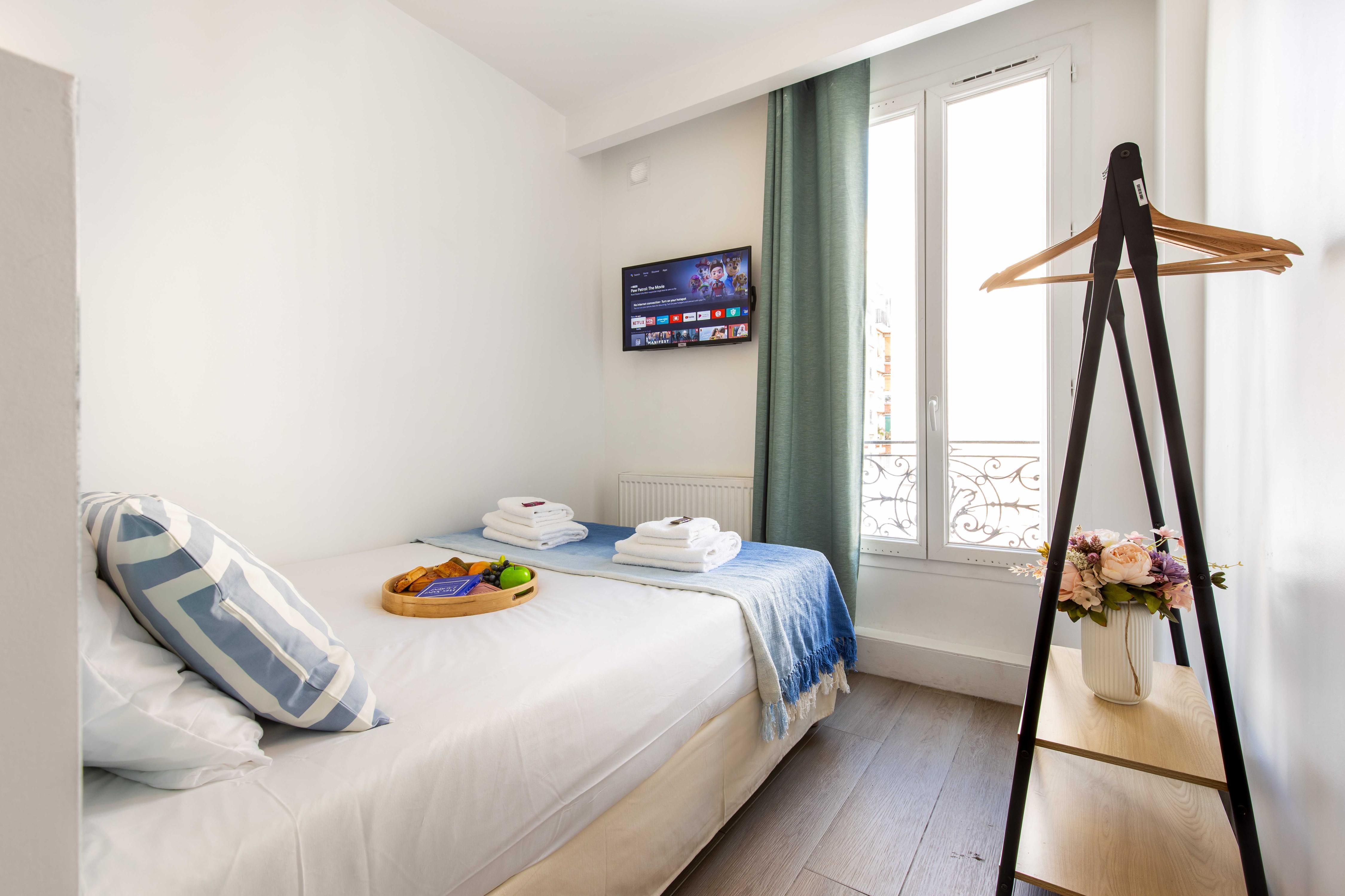 Cosy Room - Tour Eiffel Champs de Mars - Tap to explore photos