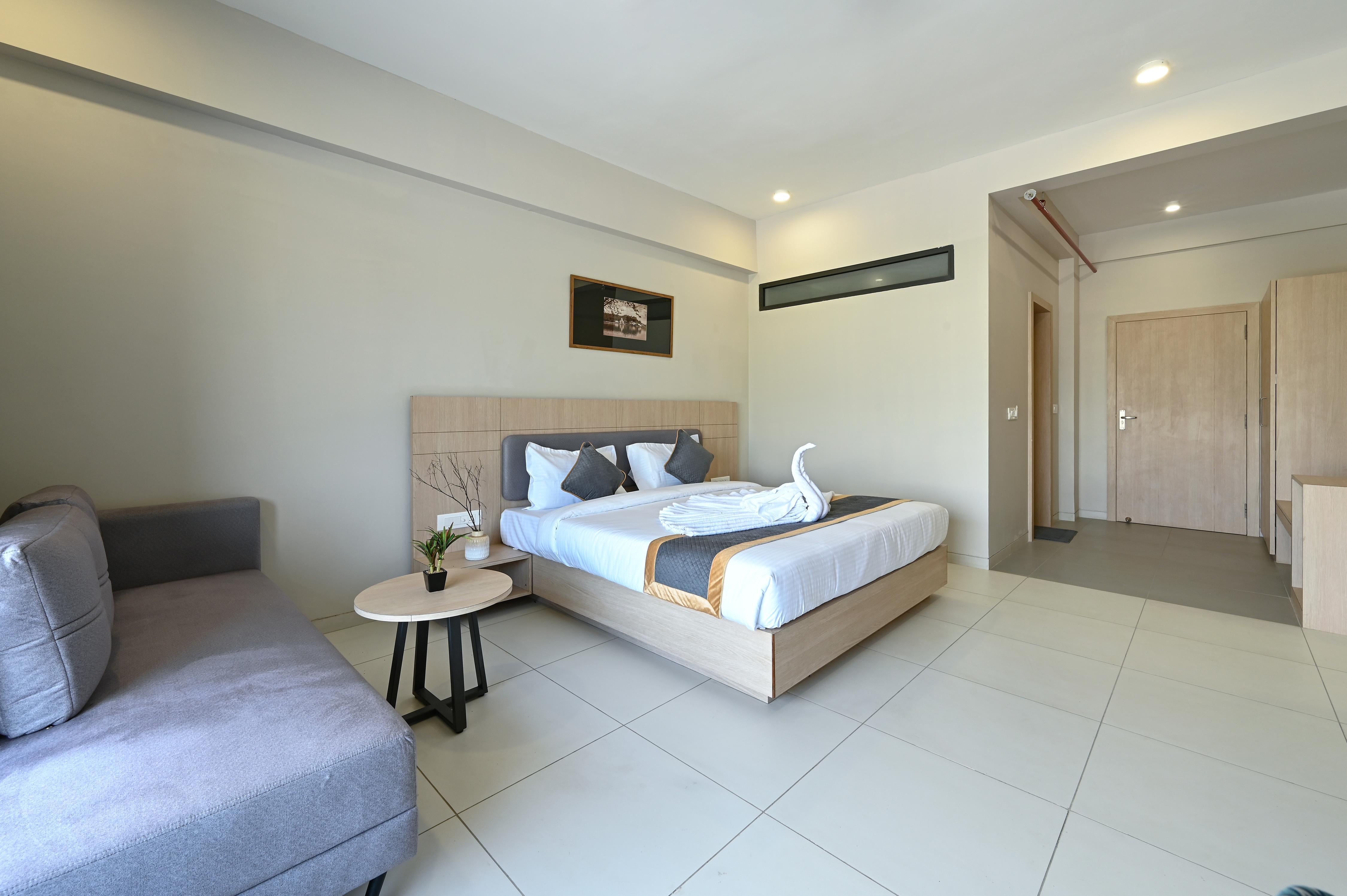 The Sonakunj Hotel Room Type - Deluxe Room
