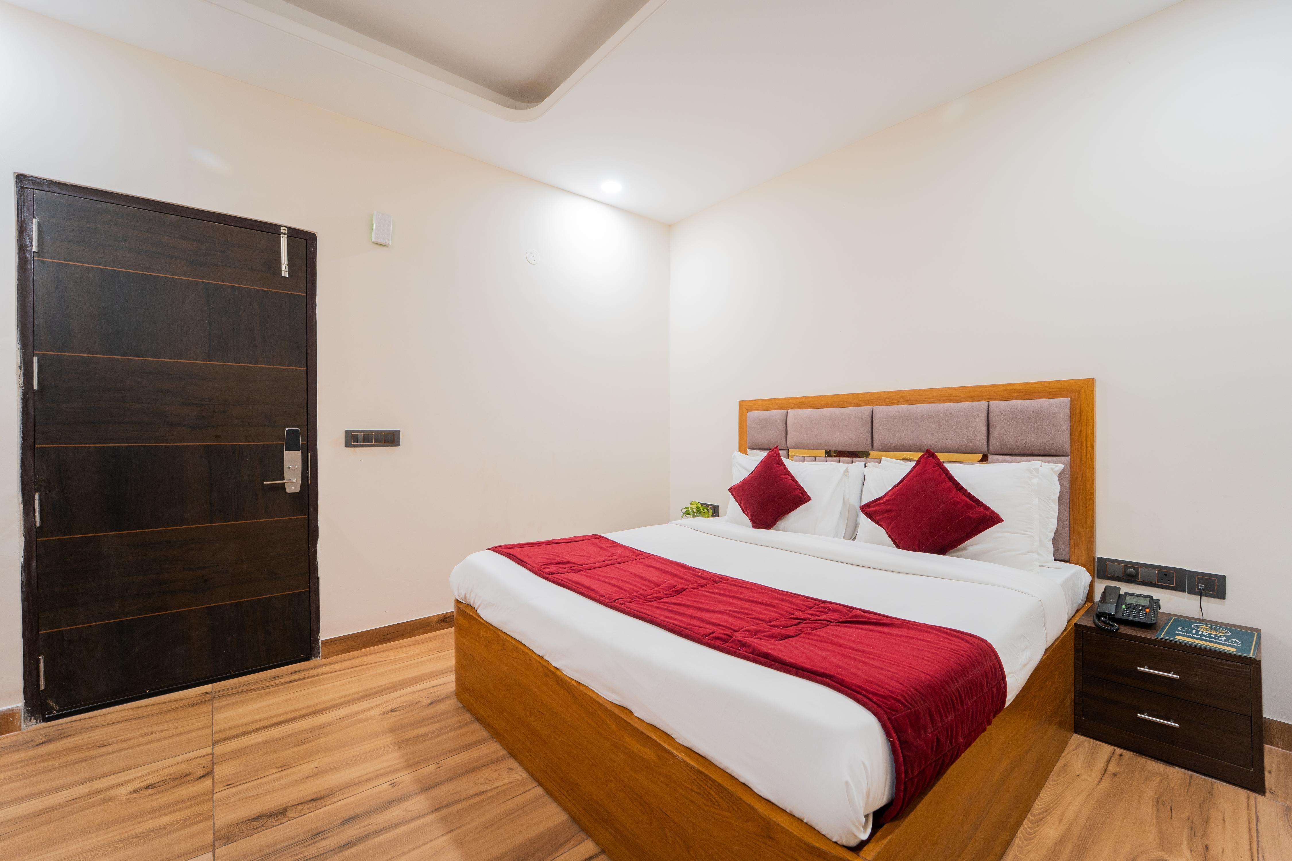 Hotel Chawlas - Tap to explore photos