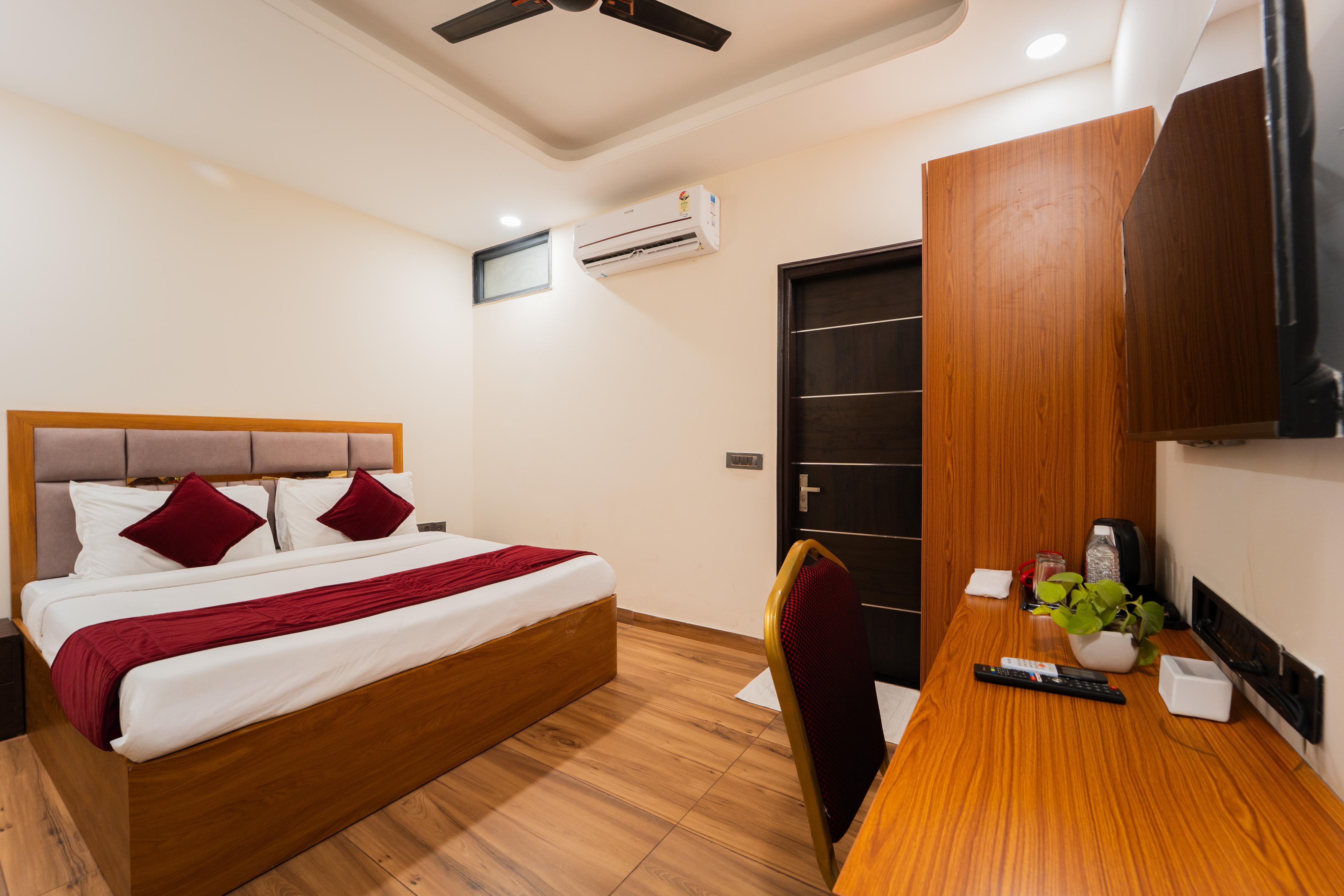 Hotel Chawlas - Tap to explore photos