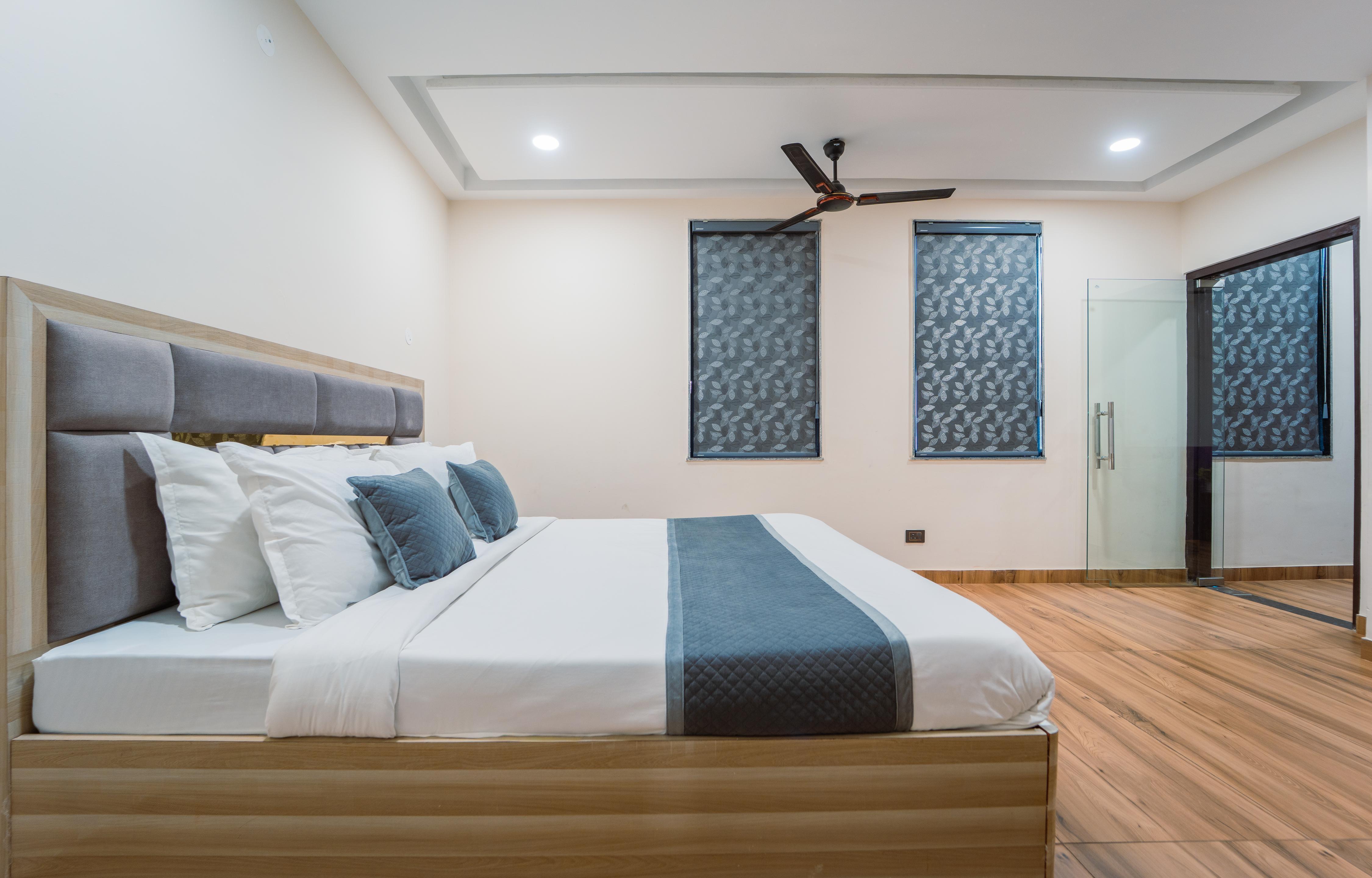 Hotel Chawlas - Tap to explore photos