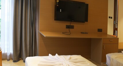 ROOTS - Luxury Suits & Banquets Room Type - Deluxe Room - Twin Bed