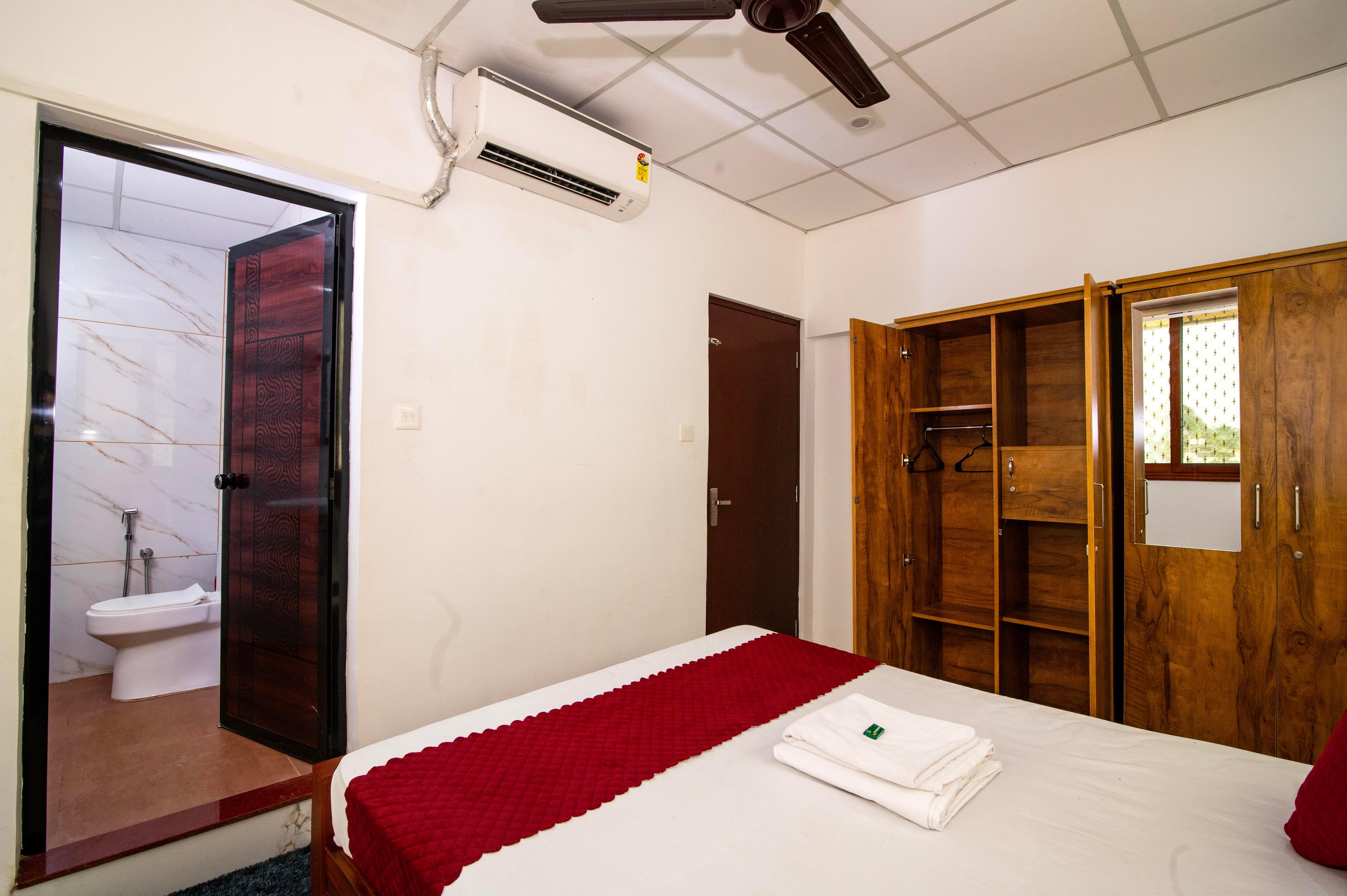 Oasis HomeStay (Penthouse) 2 BHK - Near Metro Station - Tap to explore photos
