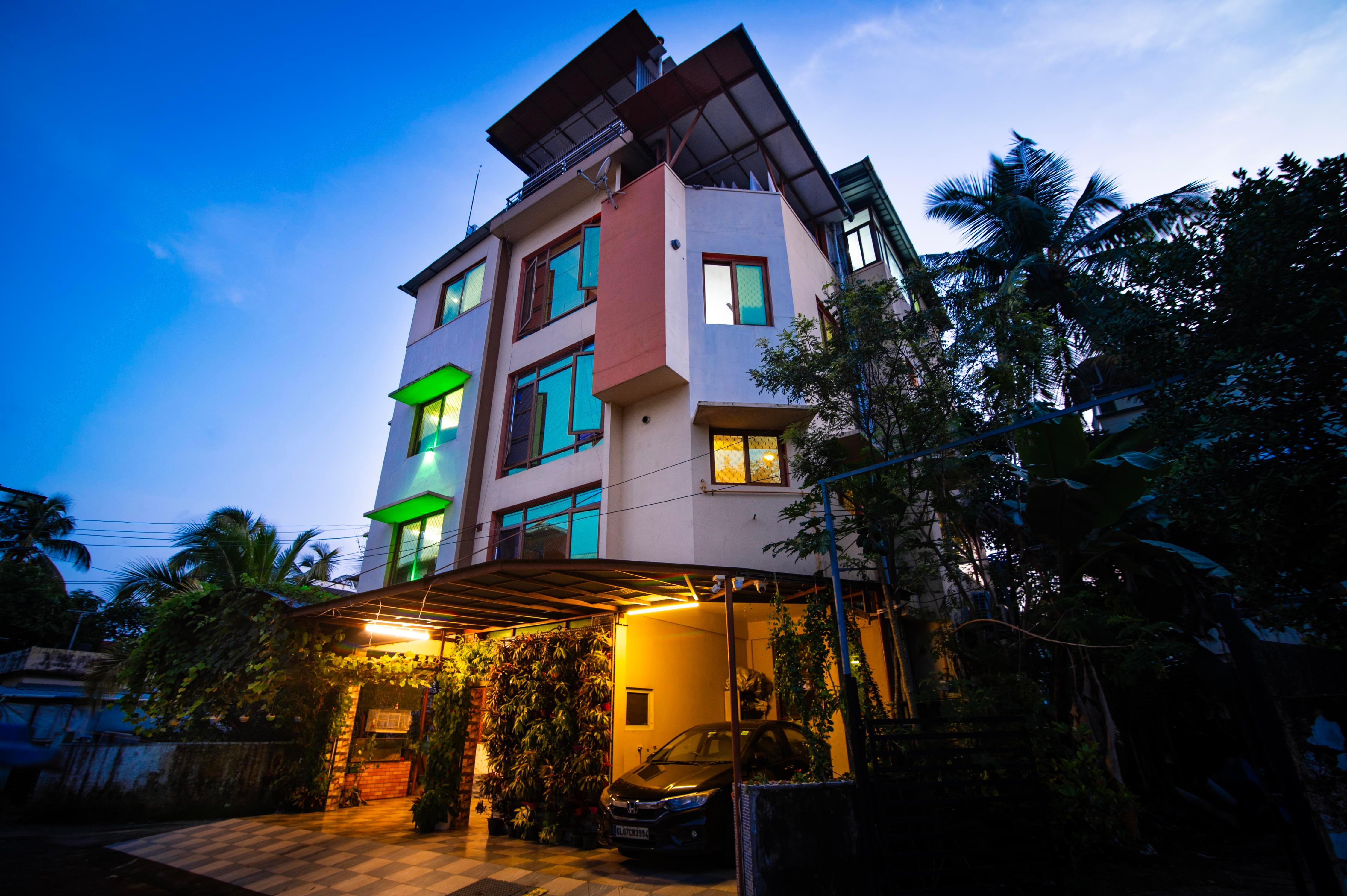 Oasis Deluxe 2 BHK Apartment | 400m to Petta Metro Station