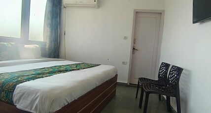 Hotel D Royals Room Type - Family Room with King Bed