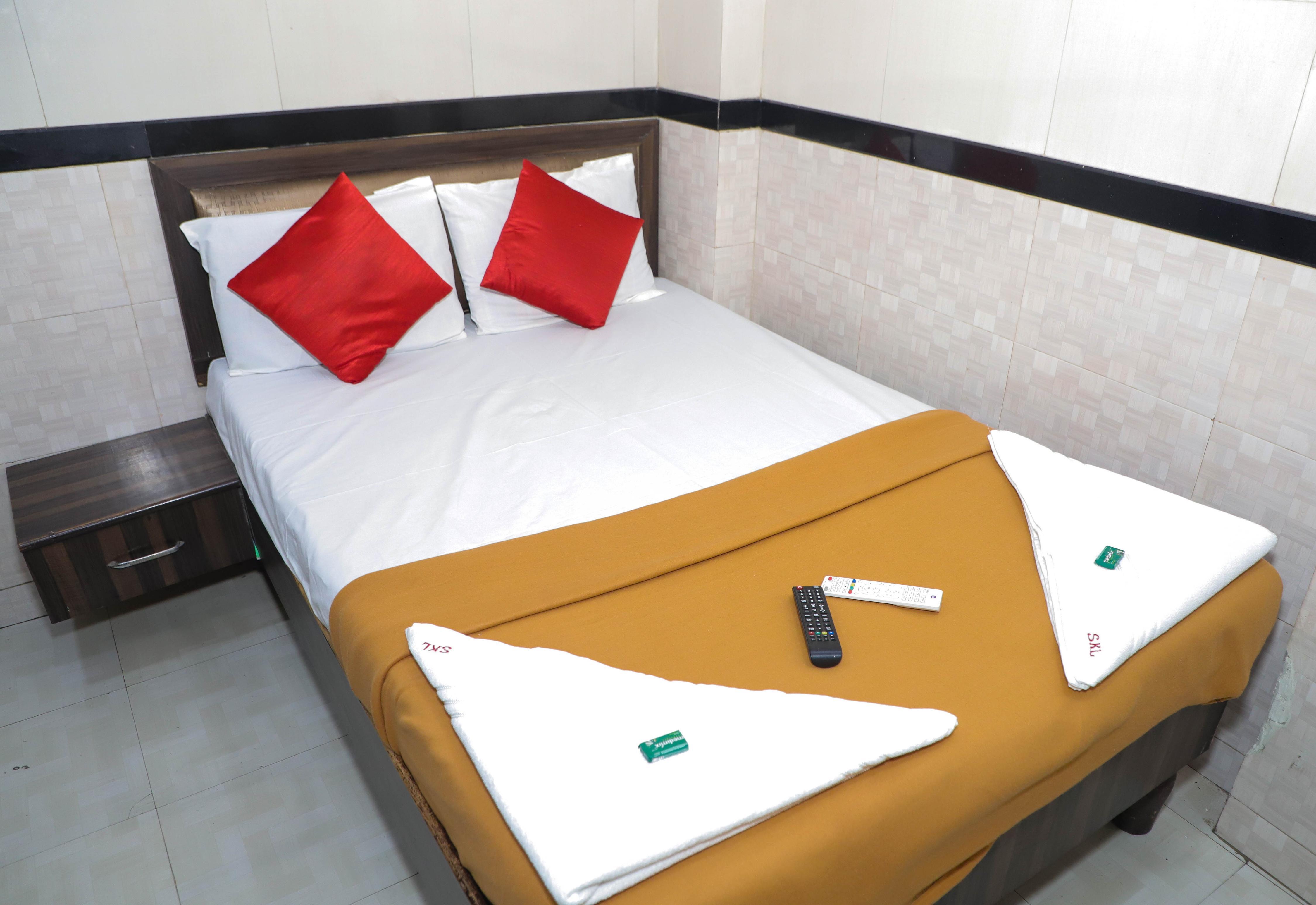 Shri Krishna Lodging and Boarding - Tap to explore photos