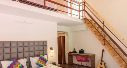 goSTOPS Kasol PLUS, Manikaran Road - Private Rooms & Dorms Room Type - Deluxe Private Quadruple Room with Balcony and Mountain View and Ensuite Bathroom