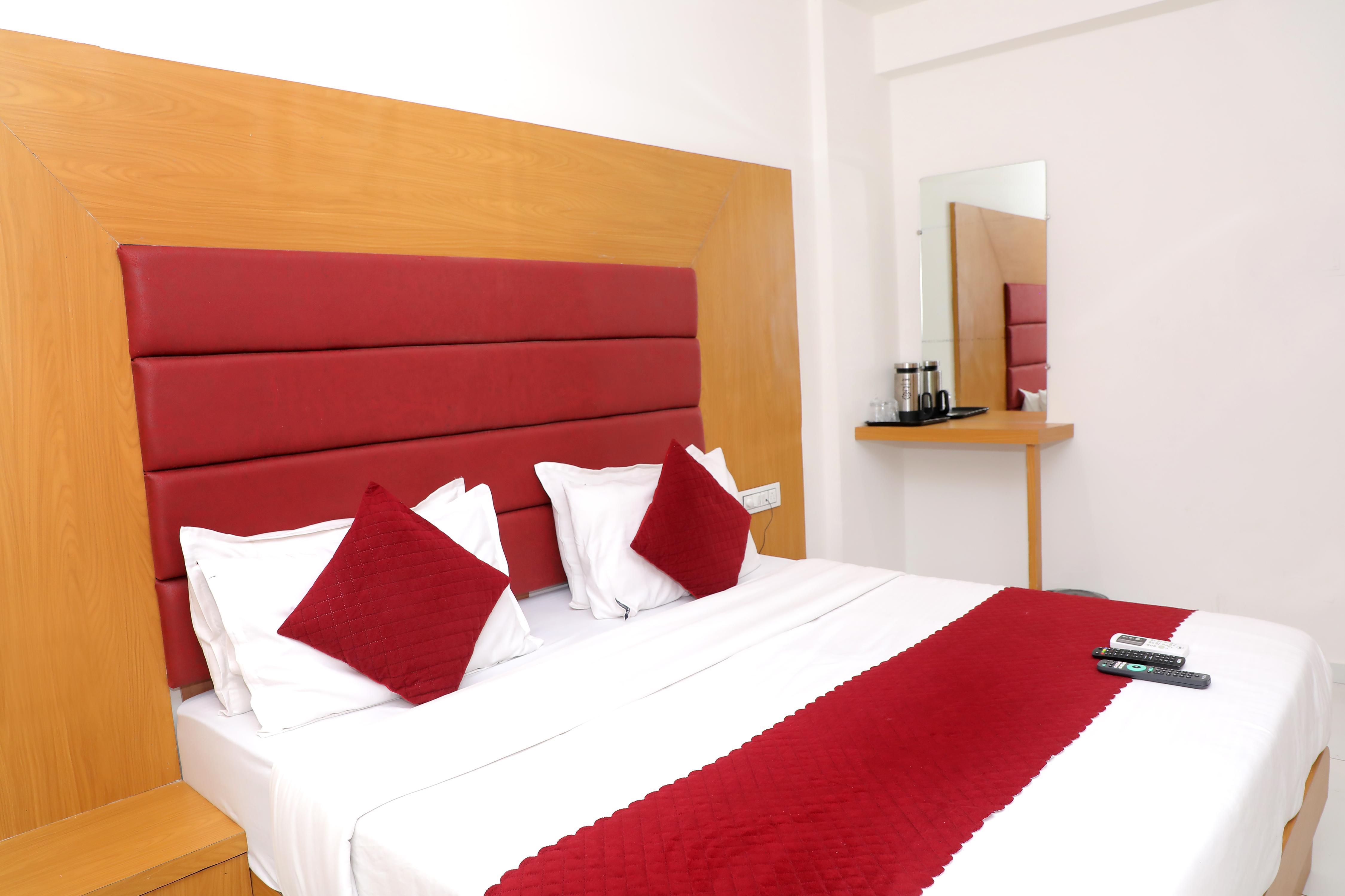 Hotel Pine View - Tap to explore photos