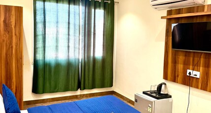 Hotel Hitam Rishikesh 2Min Walk to Parmarth Niketan Aashram, Vanprastha Aashram Room Type - Presidential Suite with Mountain View