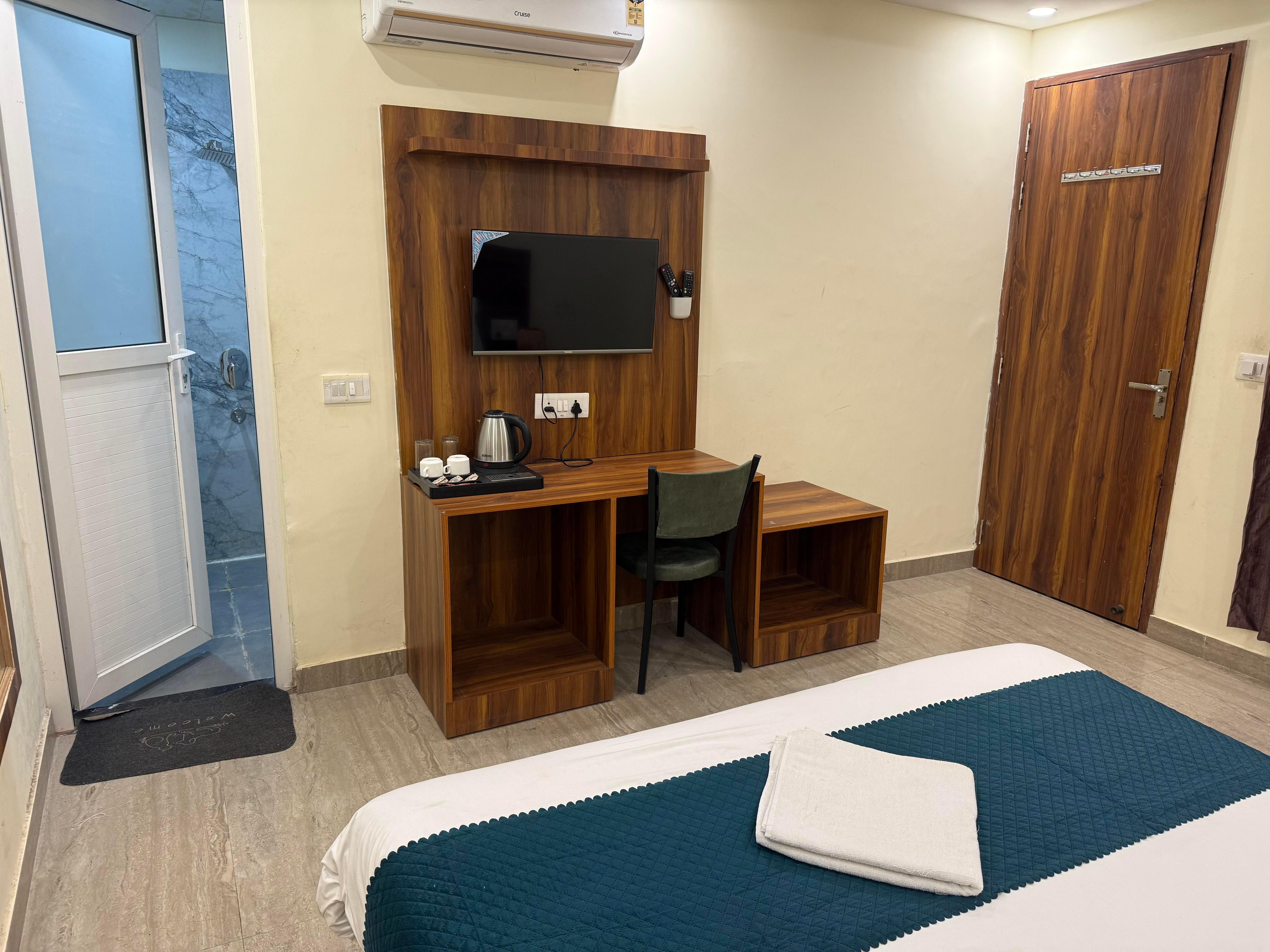 Hotel Hitam Rishikesh 2Min Walk to Parmarth Niketan Aashram, Vanprastha Aashram - Tap to explore photos