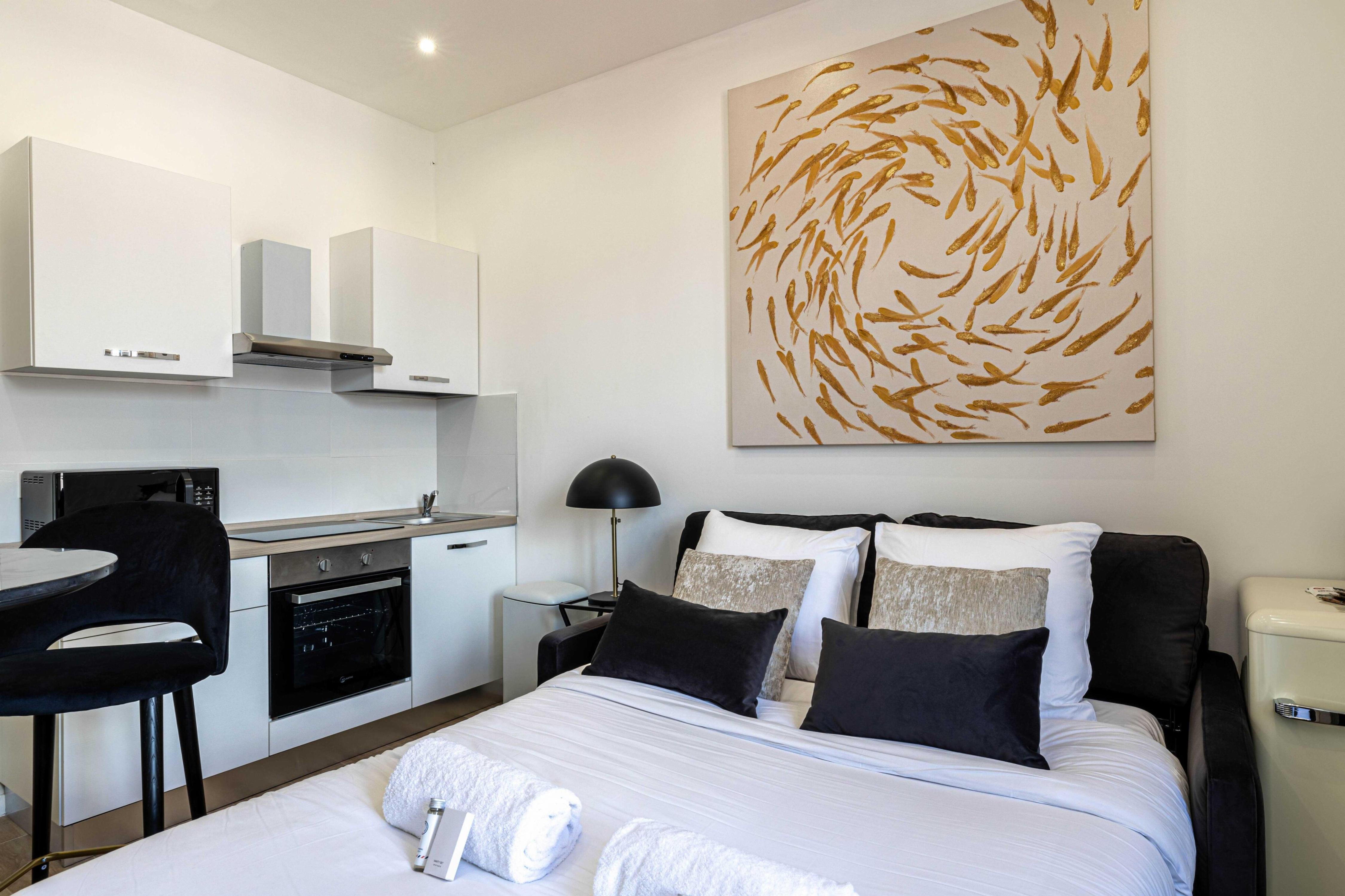 Gorgeous Studio for 2 persons - Heart of Cannes - Tap to explore photos