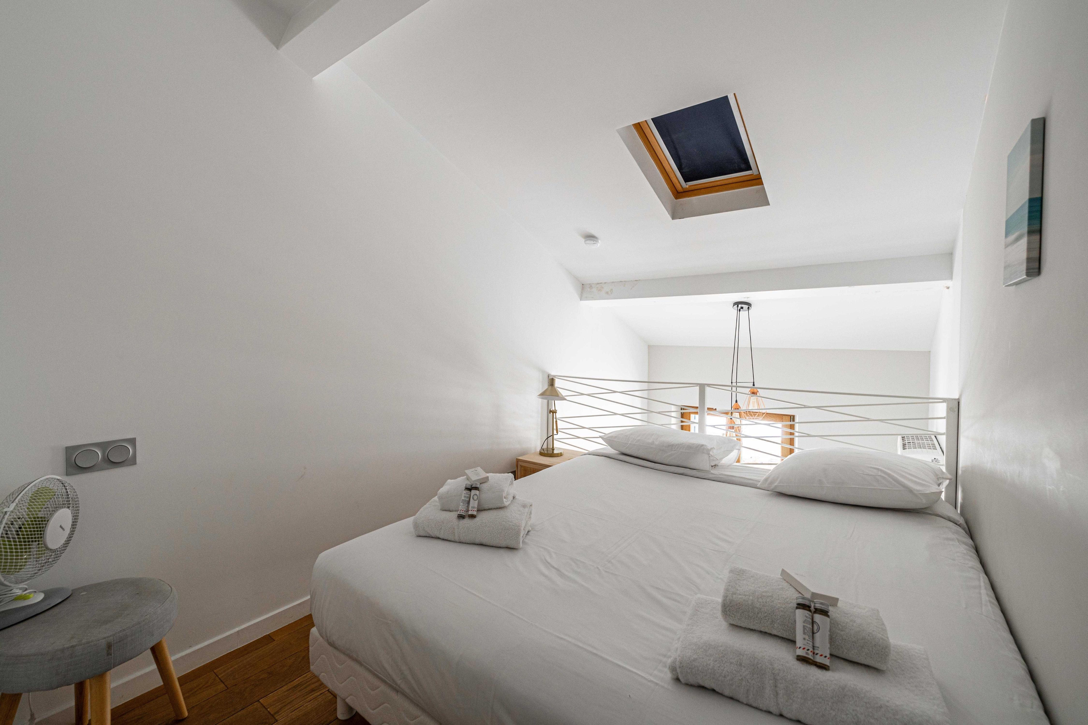 Bright duplex with a mezzanine - Cannes Center - Tap to explore photos