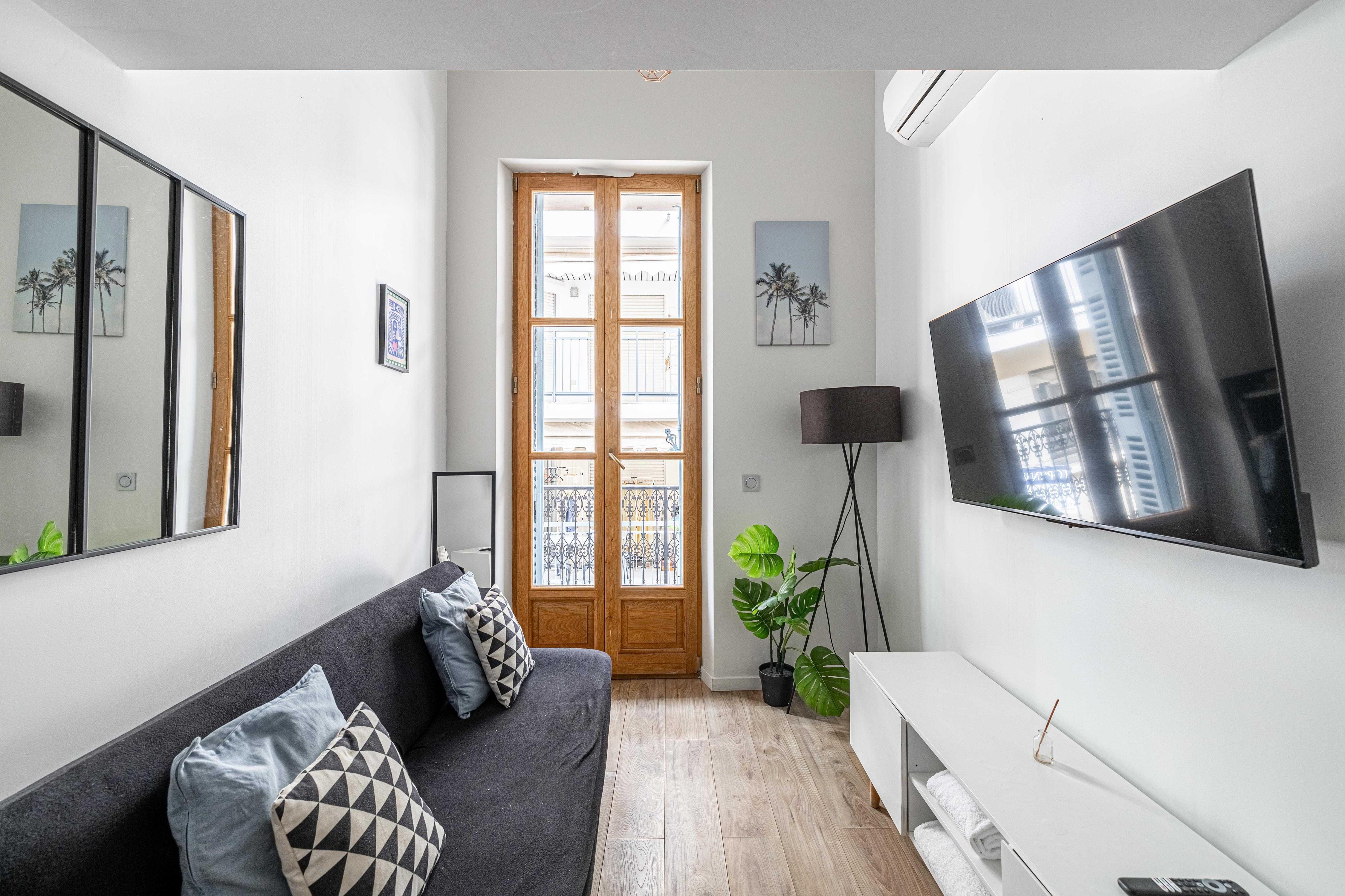 Bright duplex with a mezzanine - Cannes Center - Tap to explore photos