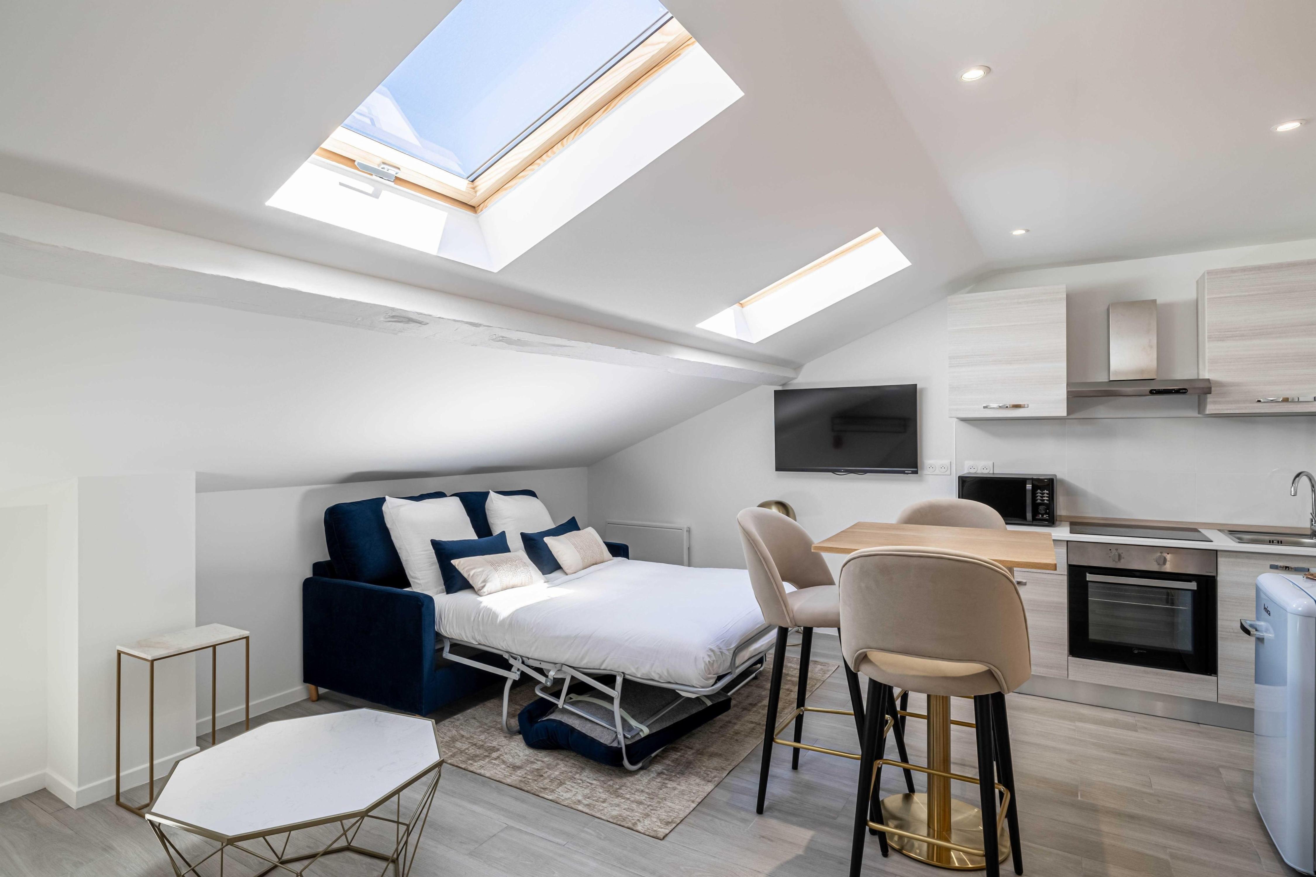 Renovated studio - Cannes Center - Bright - Tap to explore photos