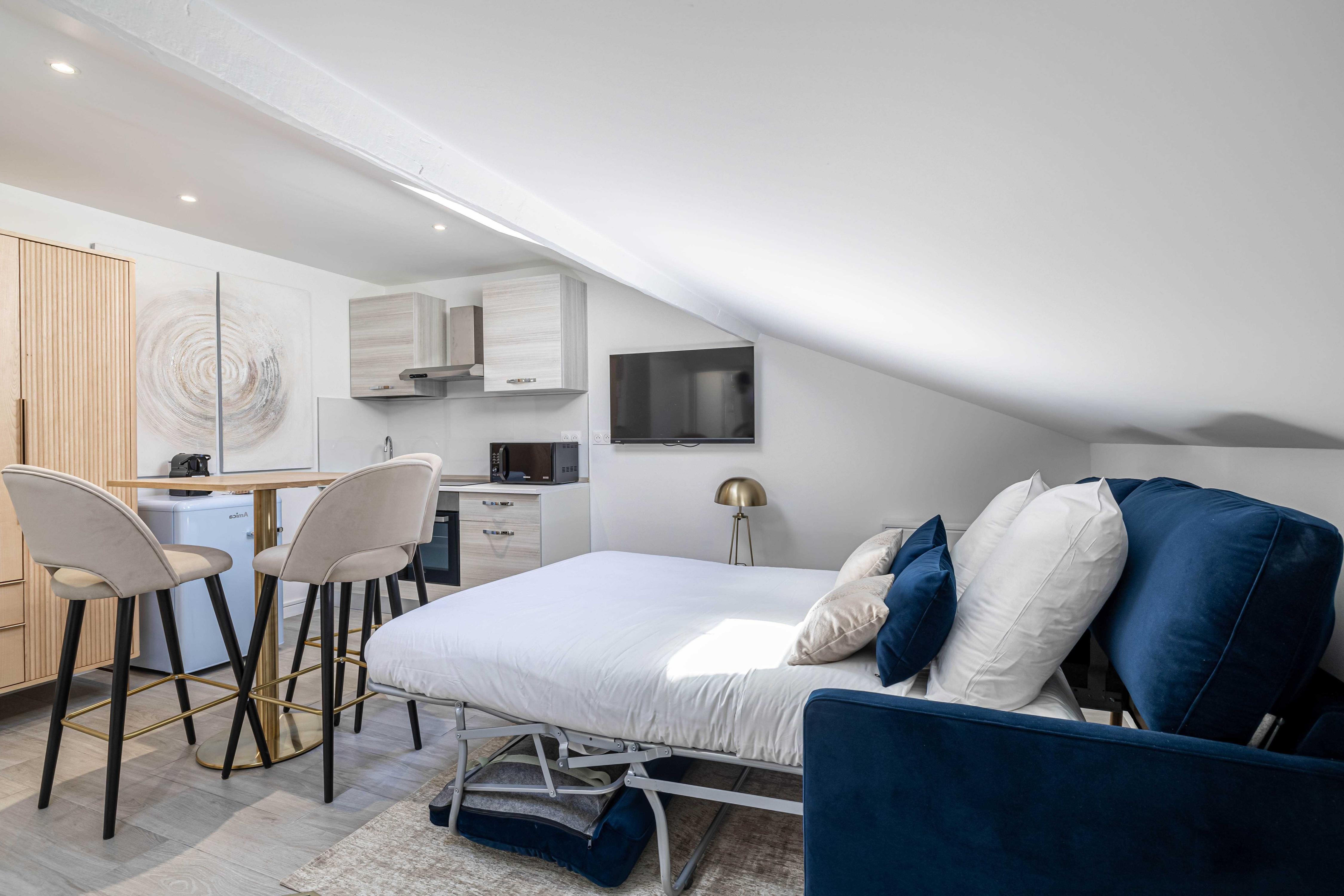 Renovated studio - Cannes Center - Bright - Tap to explore photos