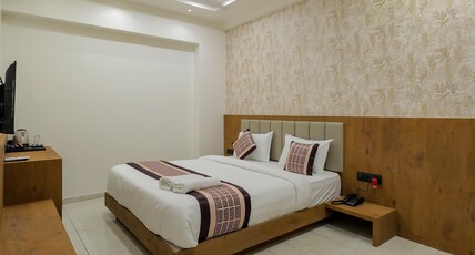SHREEJI IN SOMNATH Room Type - Delux Room with King Bed
