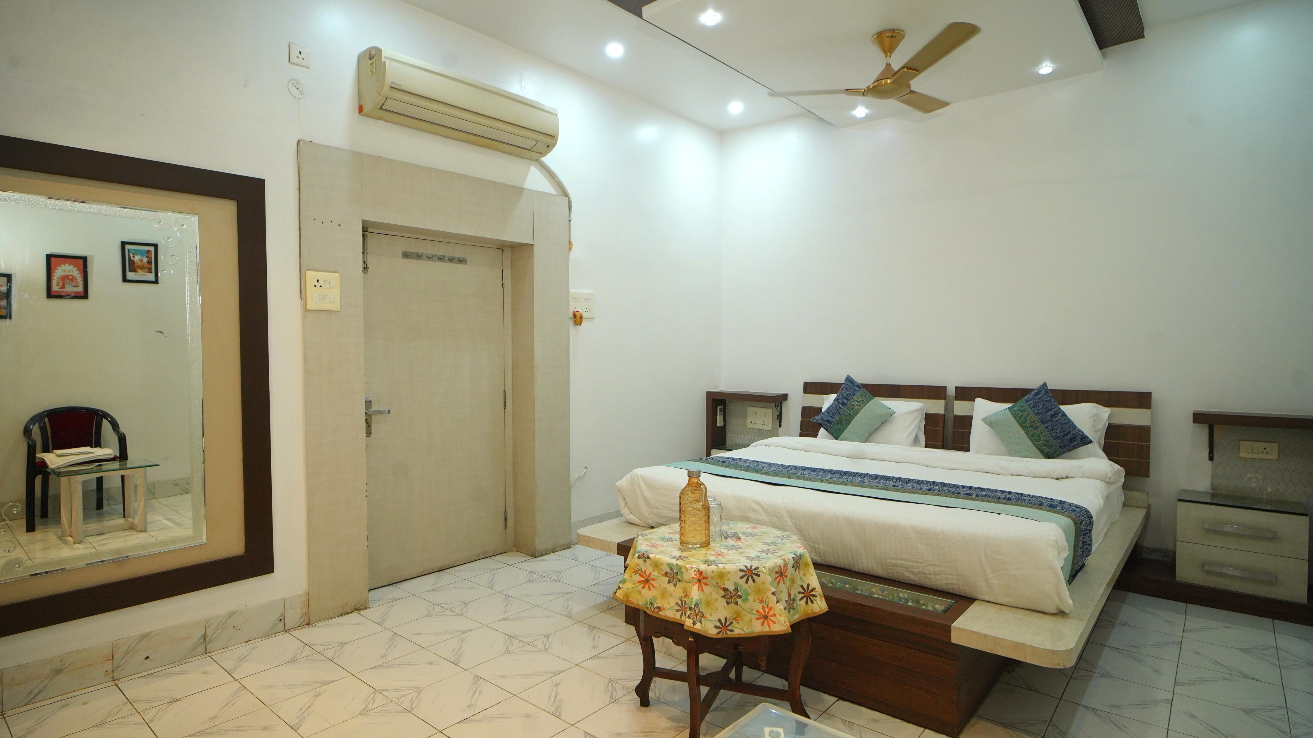 Raahi | Entire 3-Bedroom Flat Near Kashi Vishwanath - Tap to explore photos