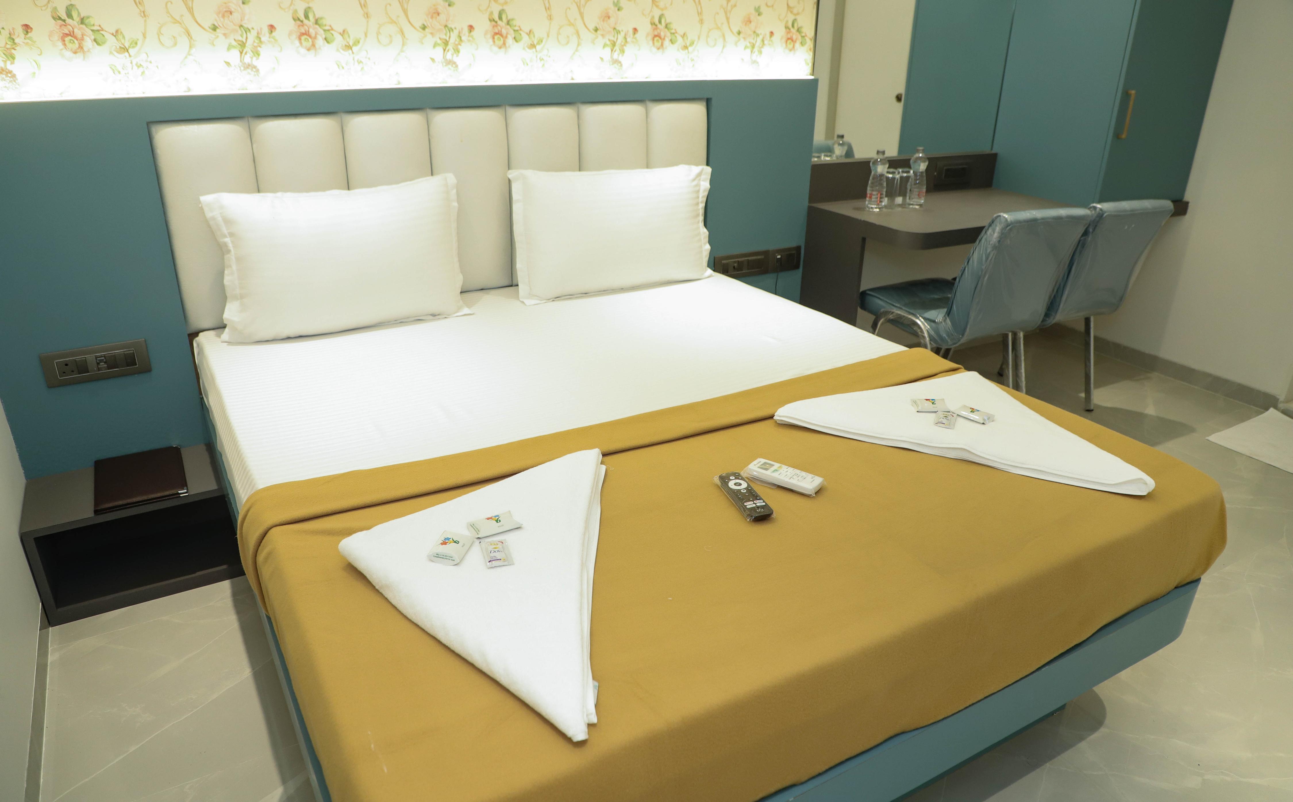 Deluxe Guest House - Tap to explore photos
