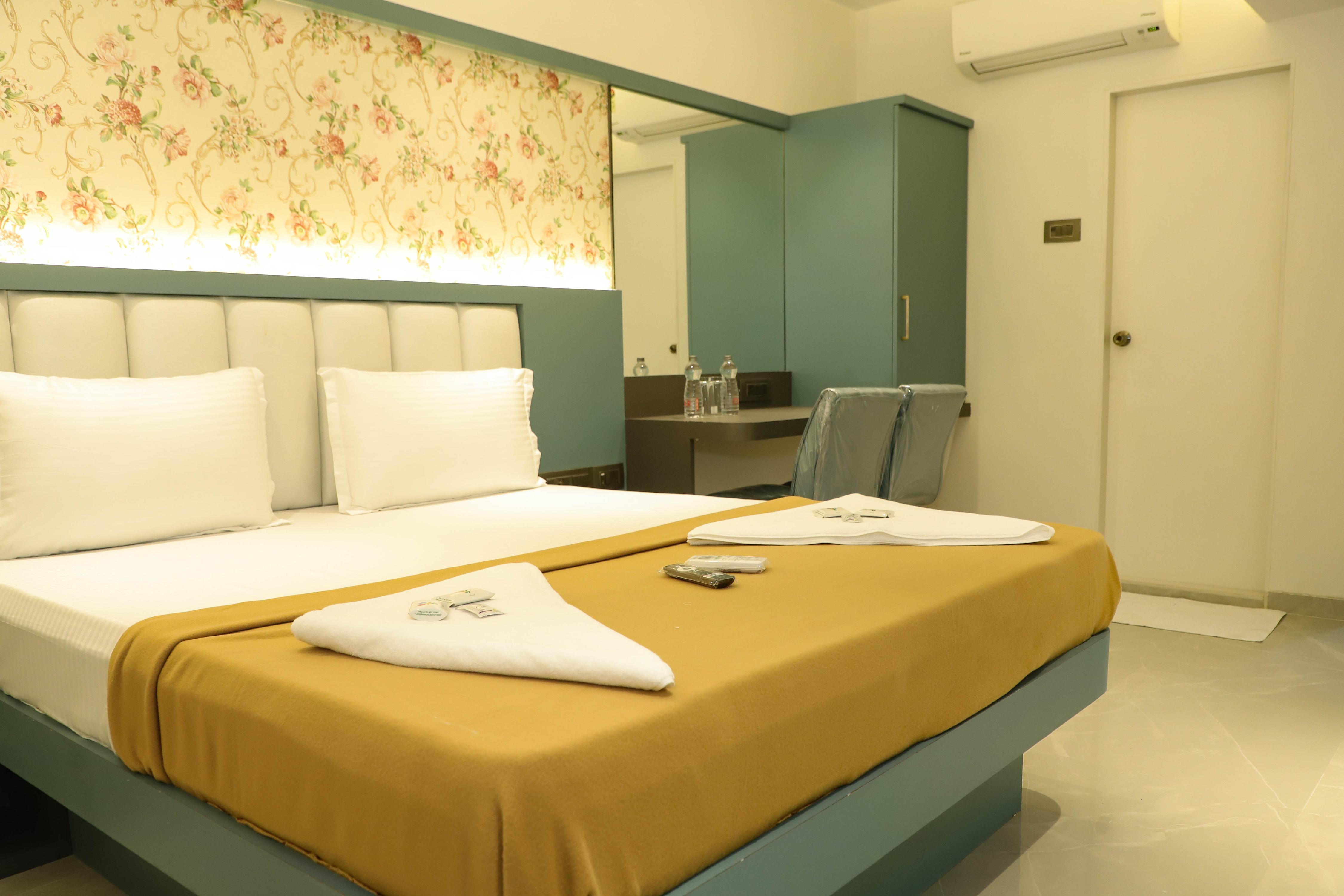 Deluxe Guest House - Tap to explore photos