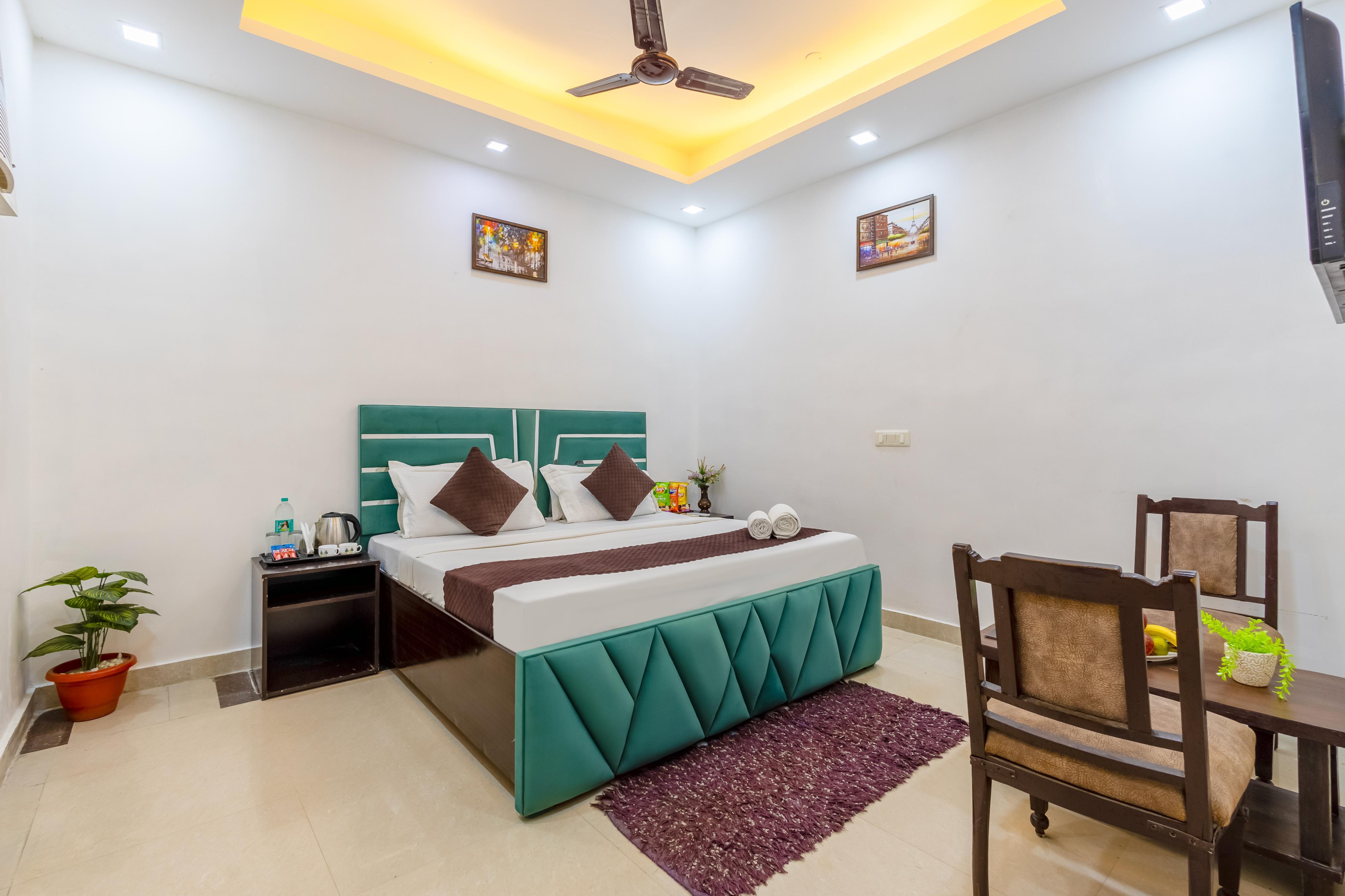 Hotel Warm Welcome Sec 20 Room Type - Deluxe Room