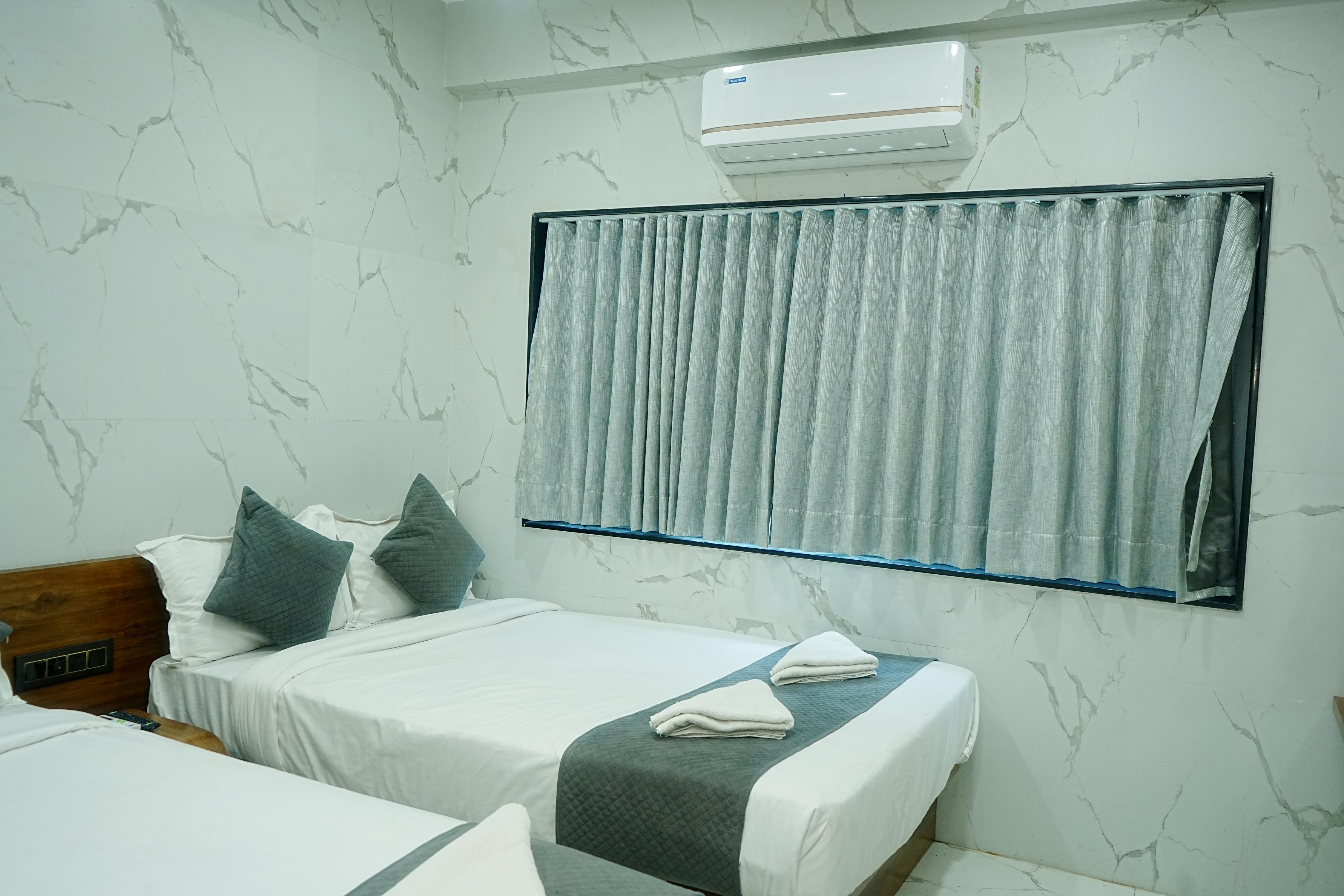 Hotel Shree Hari Teeen batti Chouk Room Type - Deluxe Four Bed Room