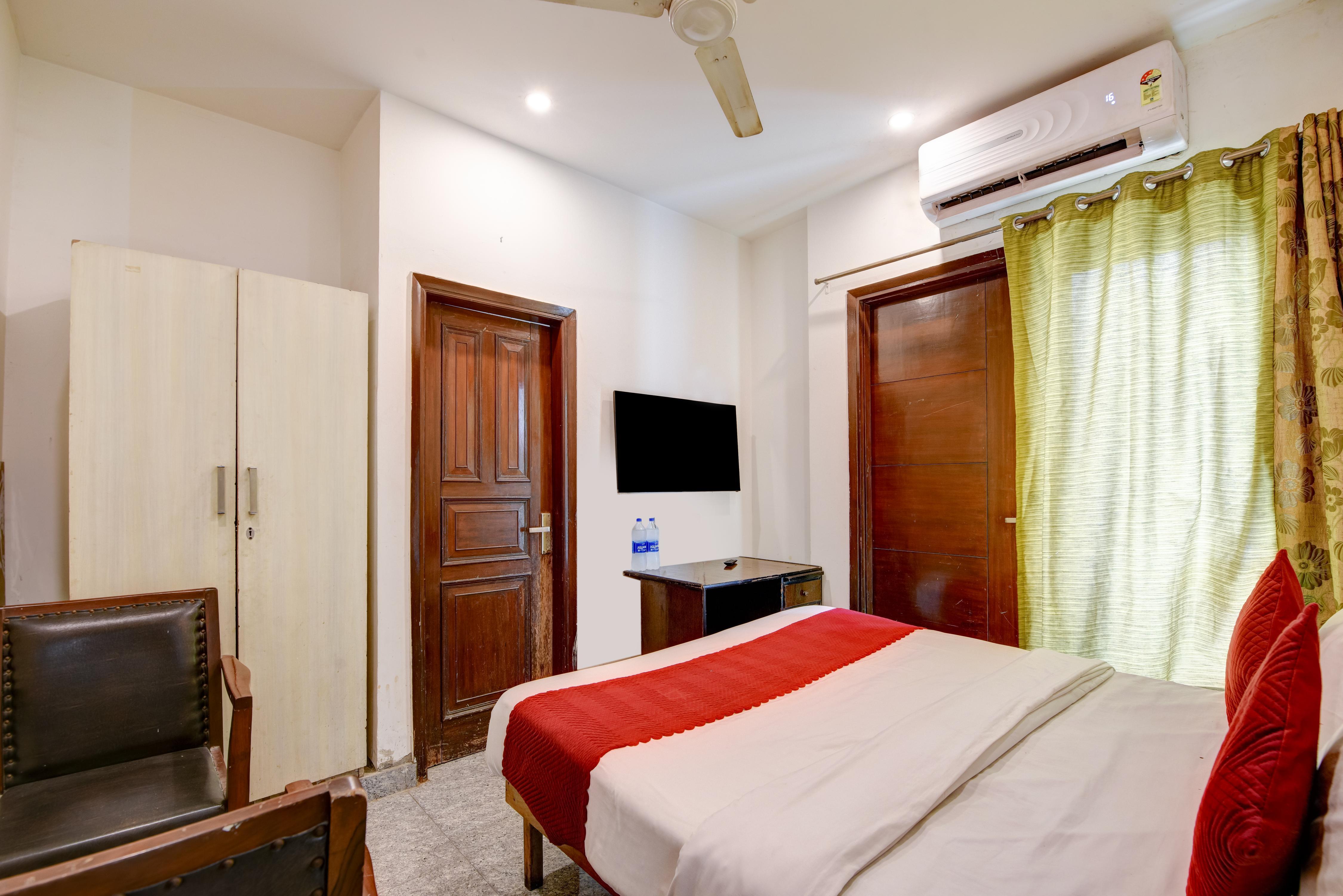 Hotel Ruhi Dx - Tap to explore photos