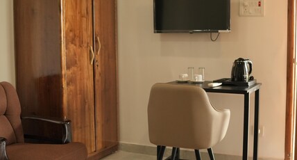 LUIT BLUE HOMESTAY & RESORTS Room Type - Deluxe Room with Garden View King Bed