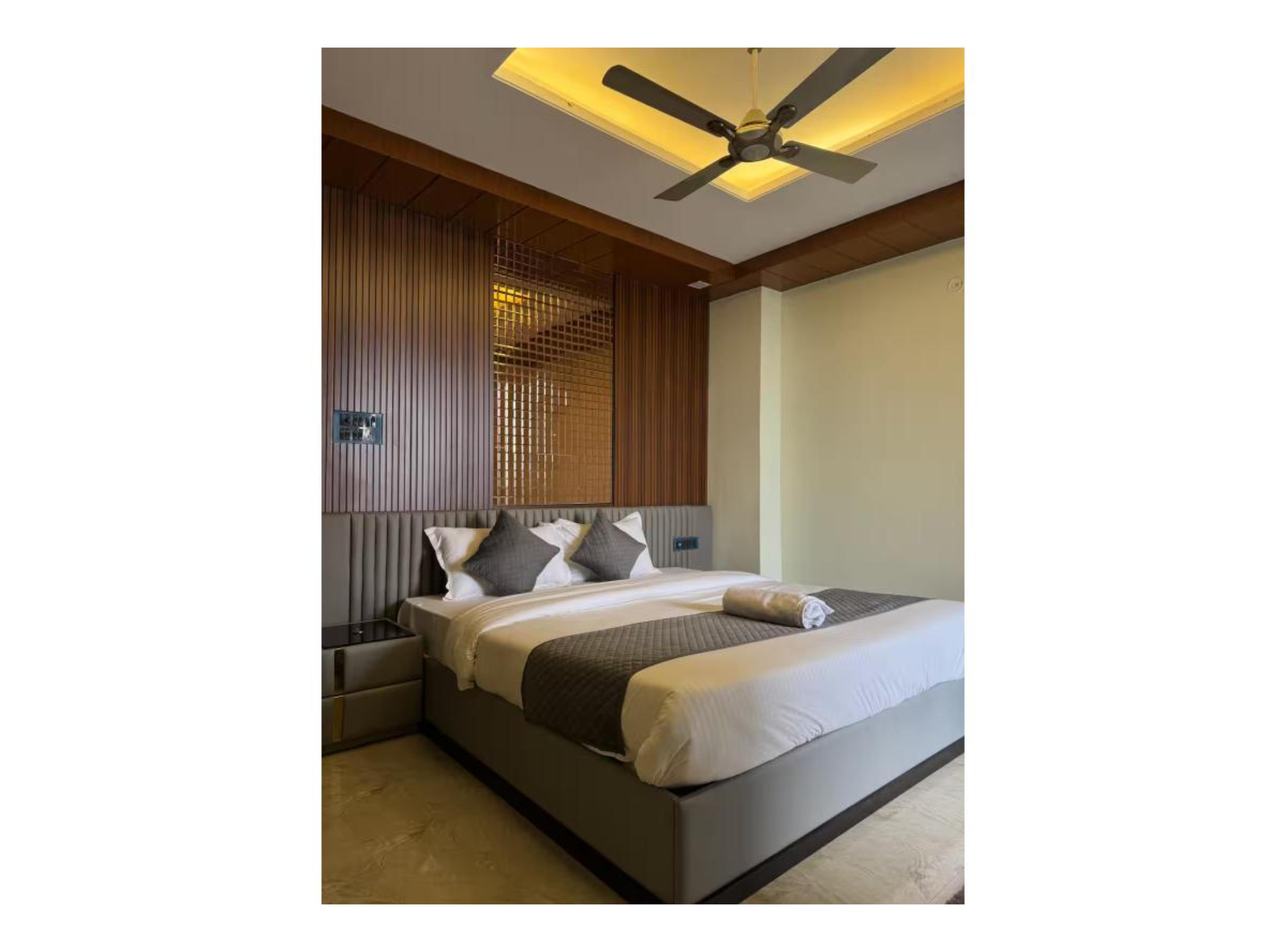 FamJam | 4Bhk The Pink Cloud