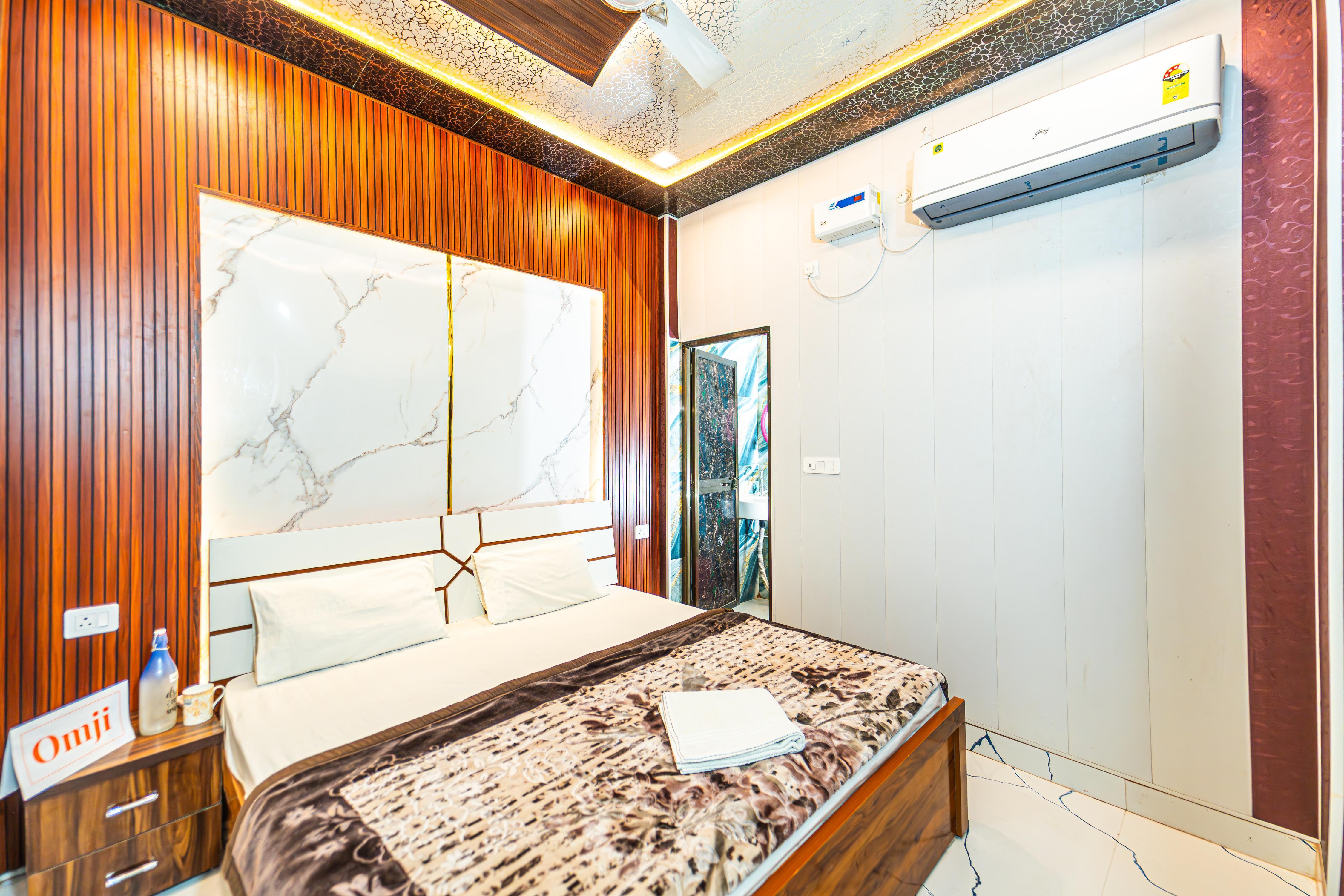 Omji Ashram - Dwarika Bhawan | 2km from Ram Temple Room Type - Deluxe Double Room