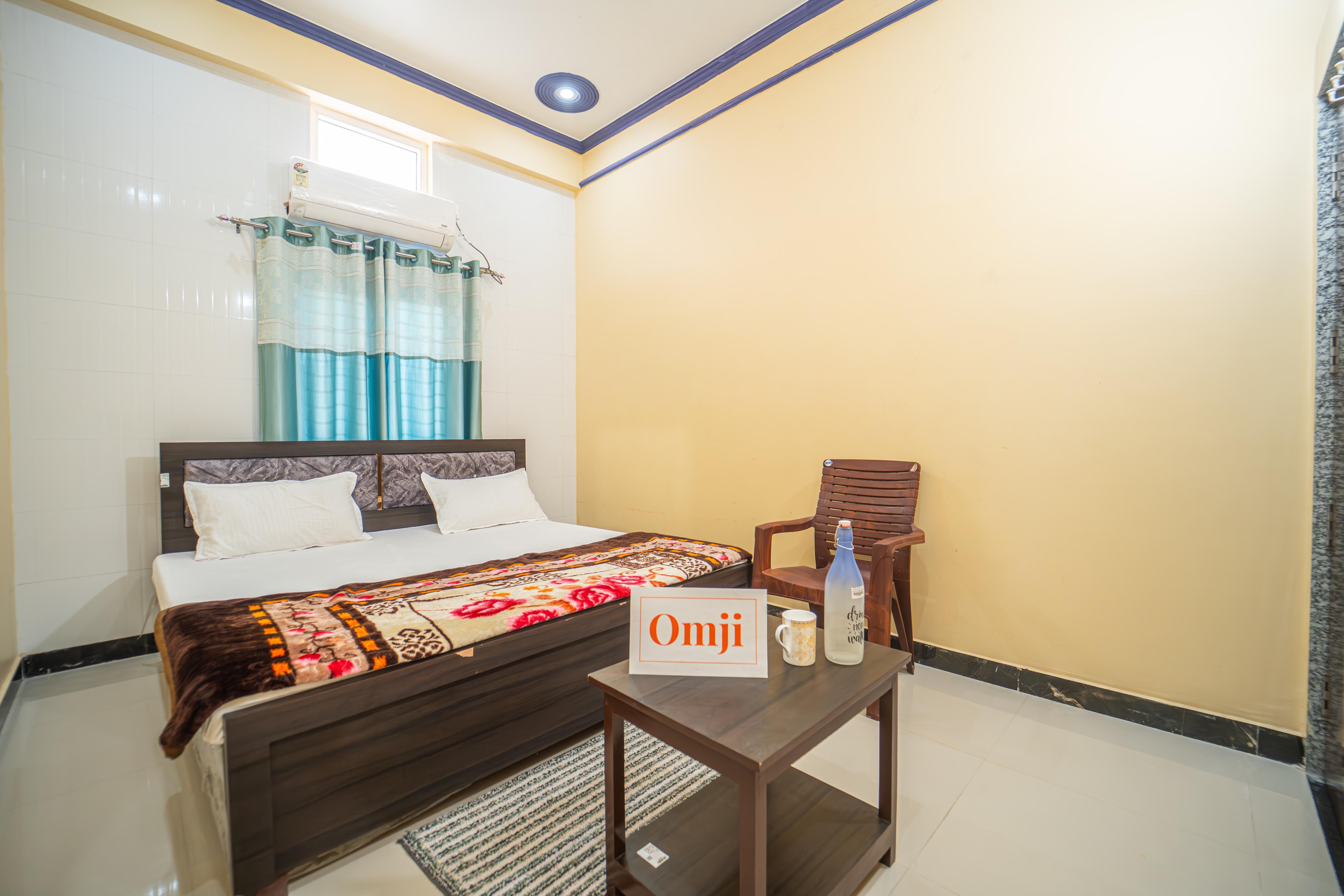 Omji Ashram - Char Bhuja Dham | 15min to Ram Temple Room Type - Deluxe Double Room