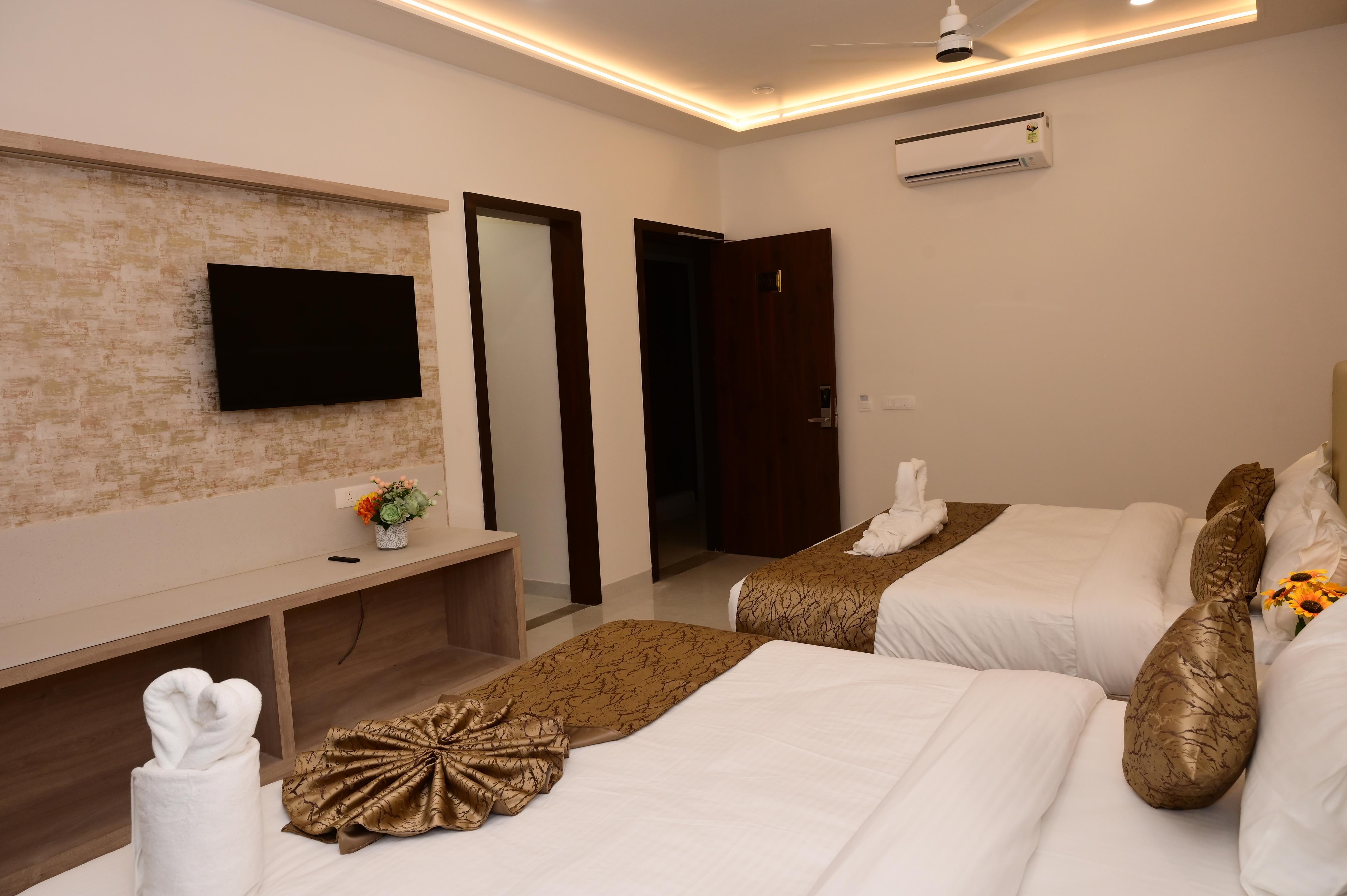 GOLDEN PALACE 200 METER FROM RAM JANMBHOOMI Room Type - Family Room