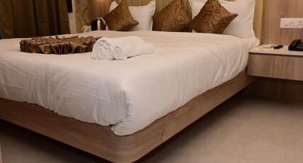 GOLDEN PALACE 200 METER FROM RAM JANMBHOOMI Room Type - Super Deluxe Room