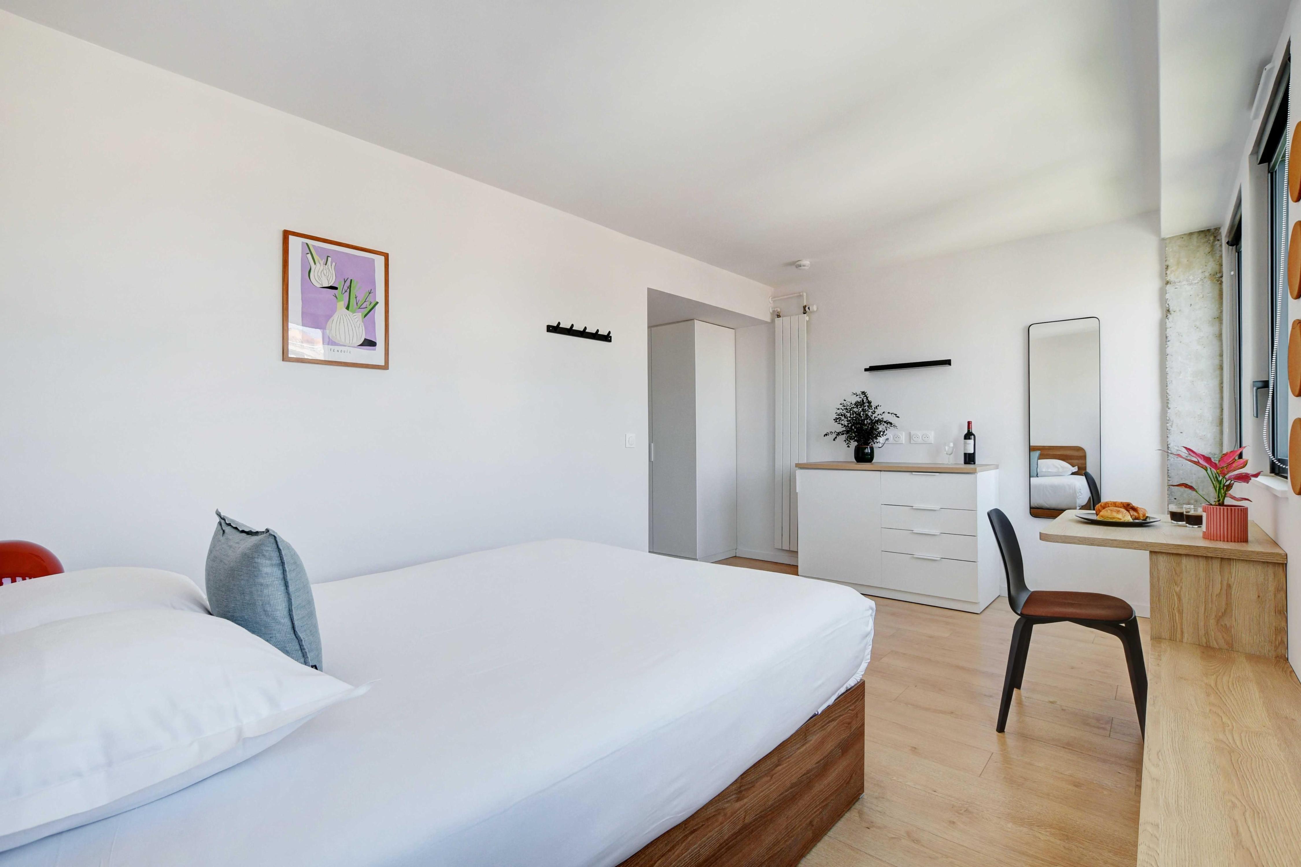 Room 907 in a premium residence- Sport/Laundry - Tap to explore photos
